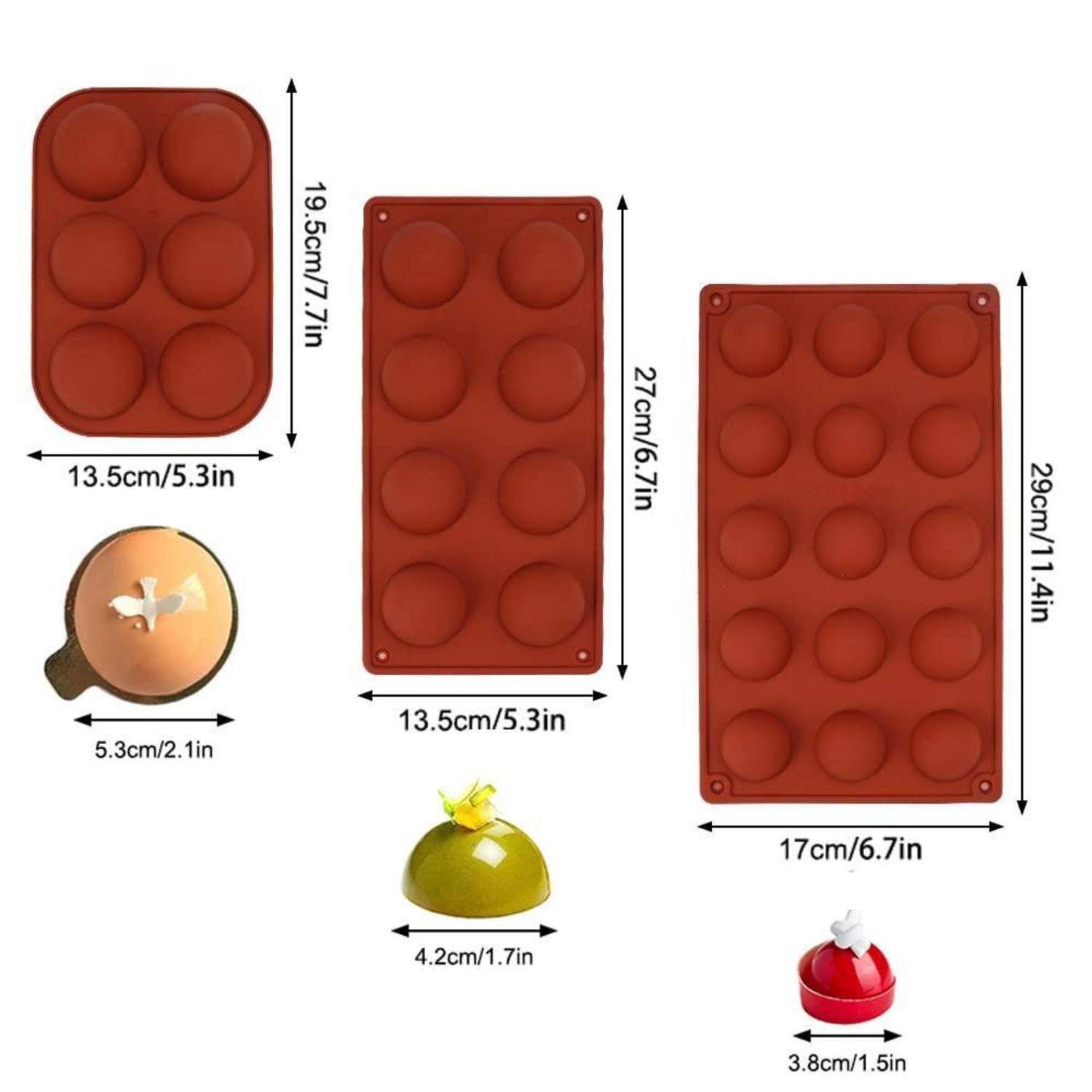 Größenvergleich von drei roten Silikonformen mit Vertiefungen, mit den Bezeichnungen 13,5 x 19,5 cm, 13,5 x 27 cm und 17 x 29 cm, sowie Beispiele von gegossenen Leckereien und deren Durchmesser.
