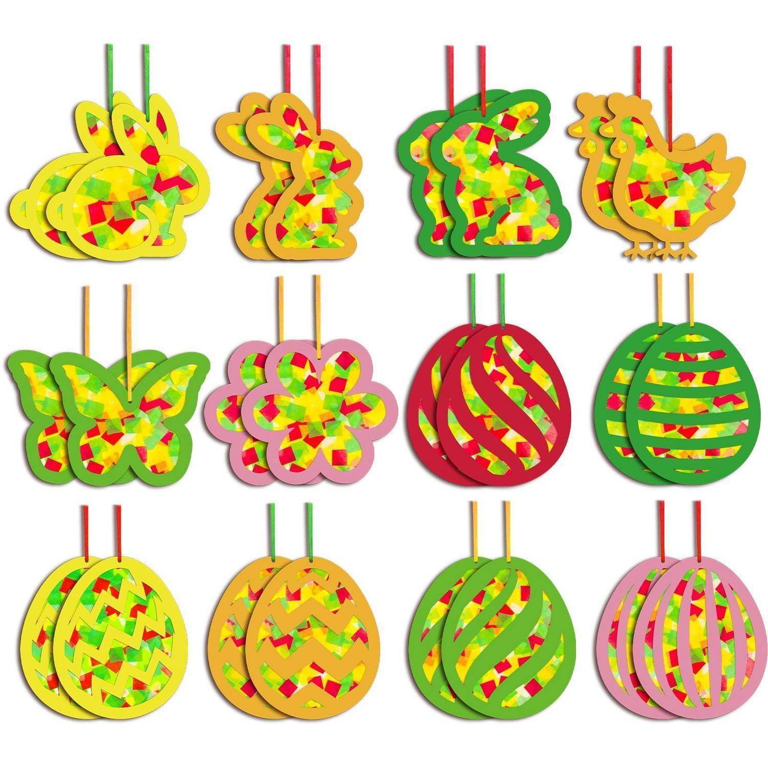 Neun farbenfrohe hängende Oster-Ei- und Hasenformen-Ornamente in einem 3-mal-4-Raster auf weißem Hintergrund angeordnet.