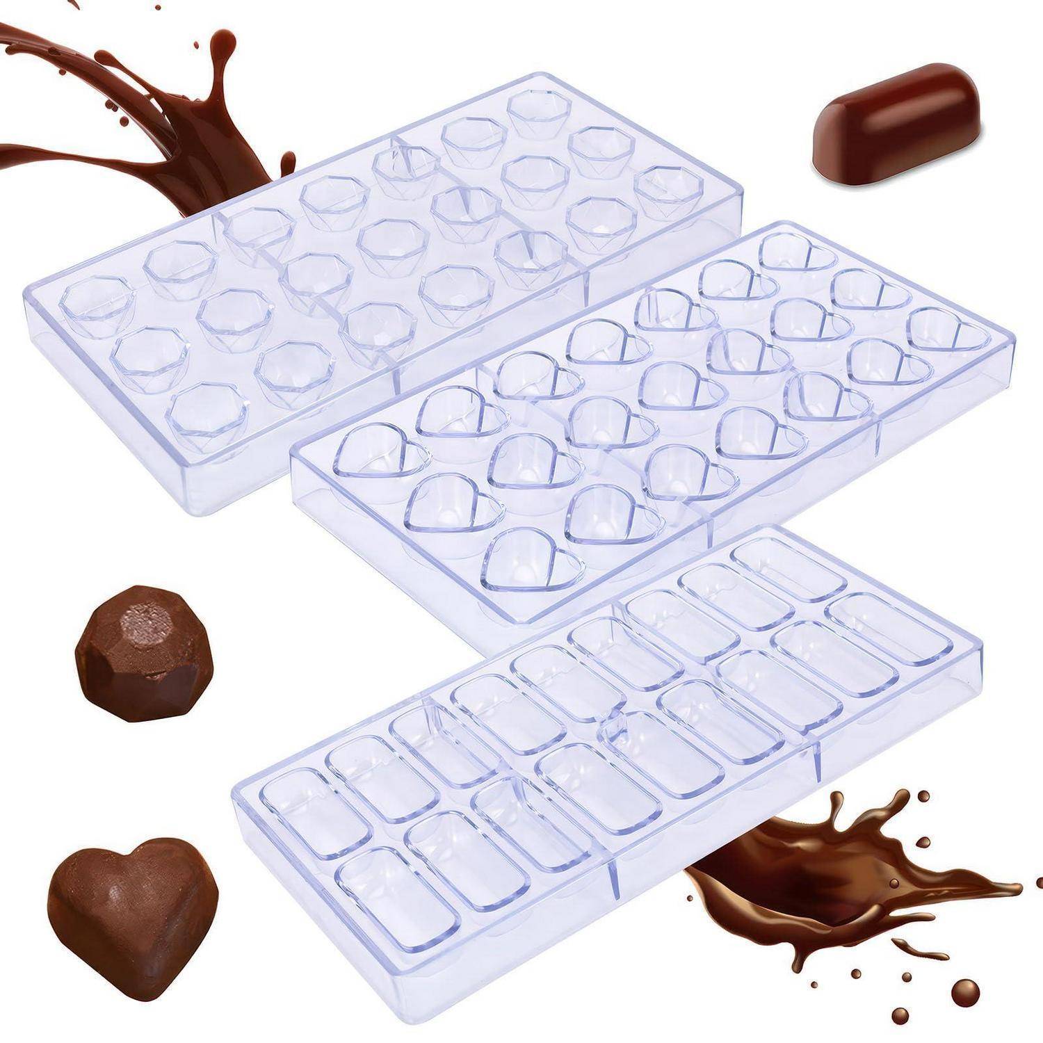 Drei durchsichtige Kunststoff-Schokoladenformen in verschiedenen Formen, dargestellt mit Schokoladenspritzern und fertigen Schokoladen, die Bonbon-Herstellungsschalen illustrieren.