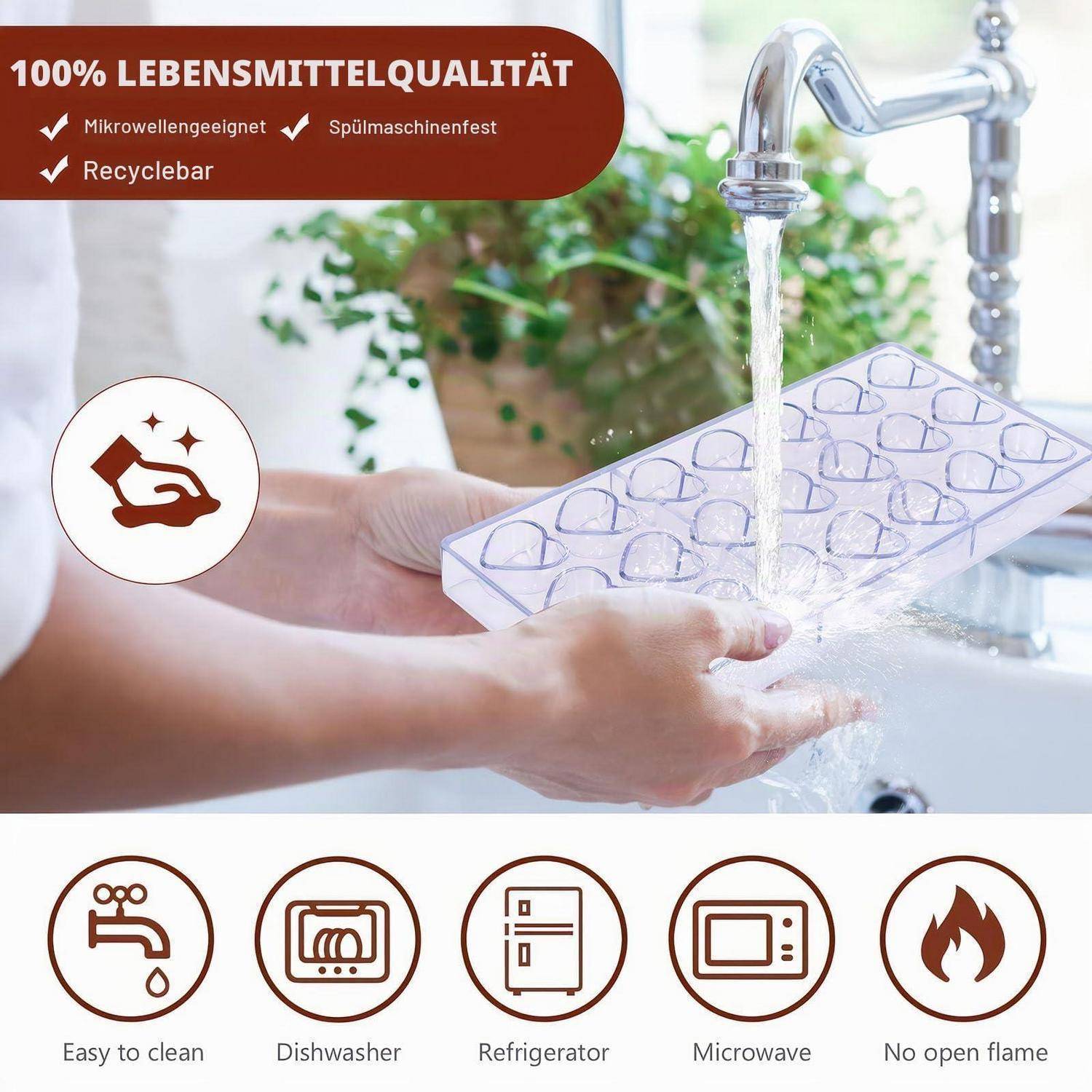 Hände spülen ein durchsichtiges Kunststofftablett unter einem Wasserhahn, mit Symbolen, die zeigen, dass es lebensmittelecht, leicht zu reinigen, spülmaschinen-, kühlschrank- und mikrowellensicher ist, und nicht flammenbeständig.