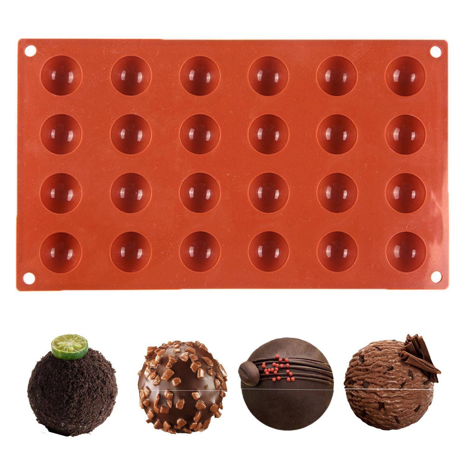 Rote Silikonform mit 24 runden Vertiefungen und vier Ecklöchern, oben abgebildet mit vier fertigen Schokoladentrüffeln oder Cake Balls als Produktbeispiele.