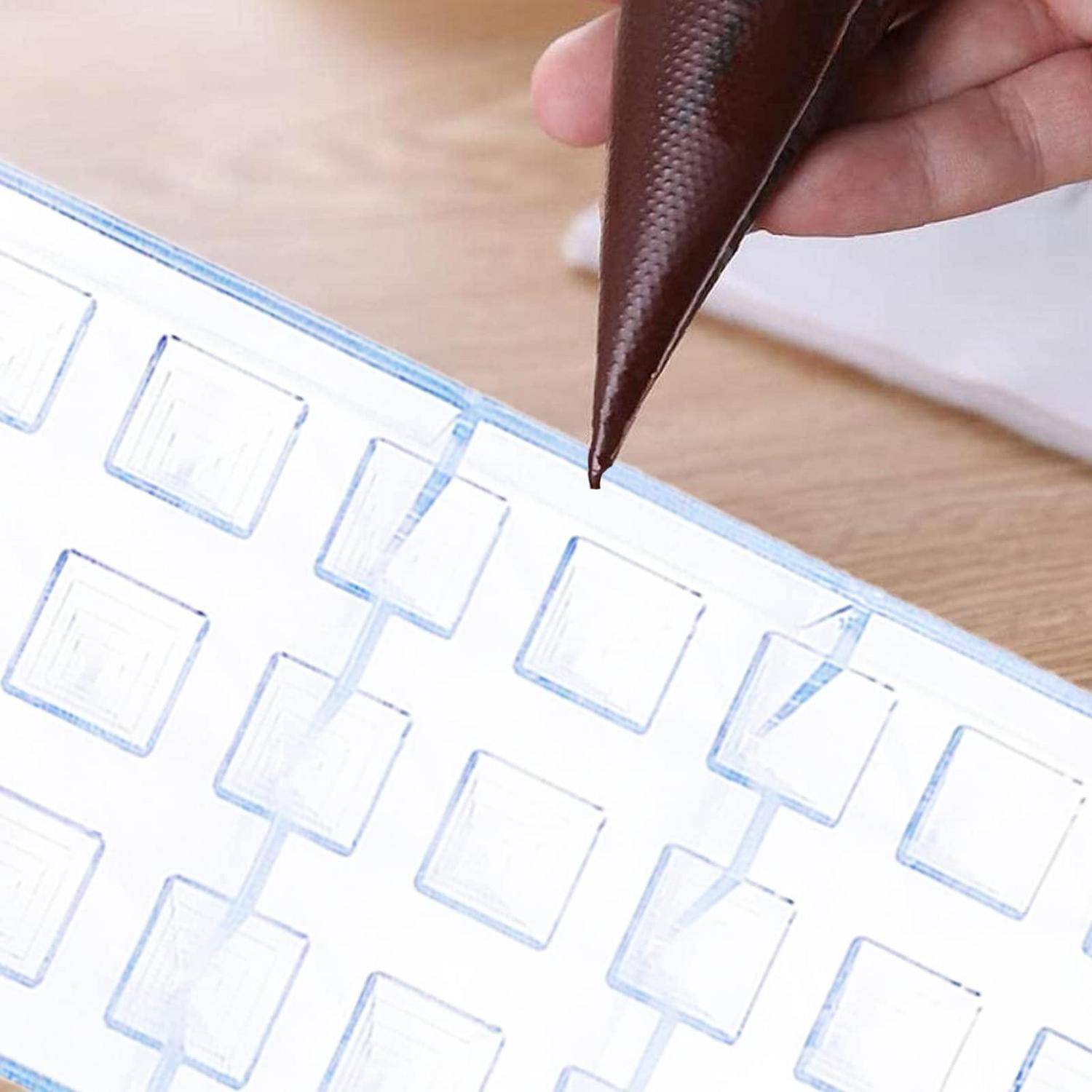 Eine Hand legt einen dunklen Stift oder Pinsel auf ein leeres Papiergitter mit quadratischen Kästchen und zeichnet einen blau umrissenen Planer oder eine Checkliste.