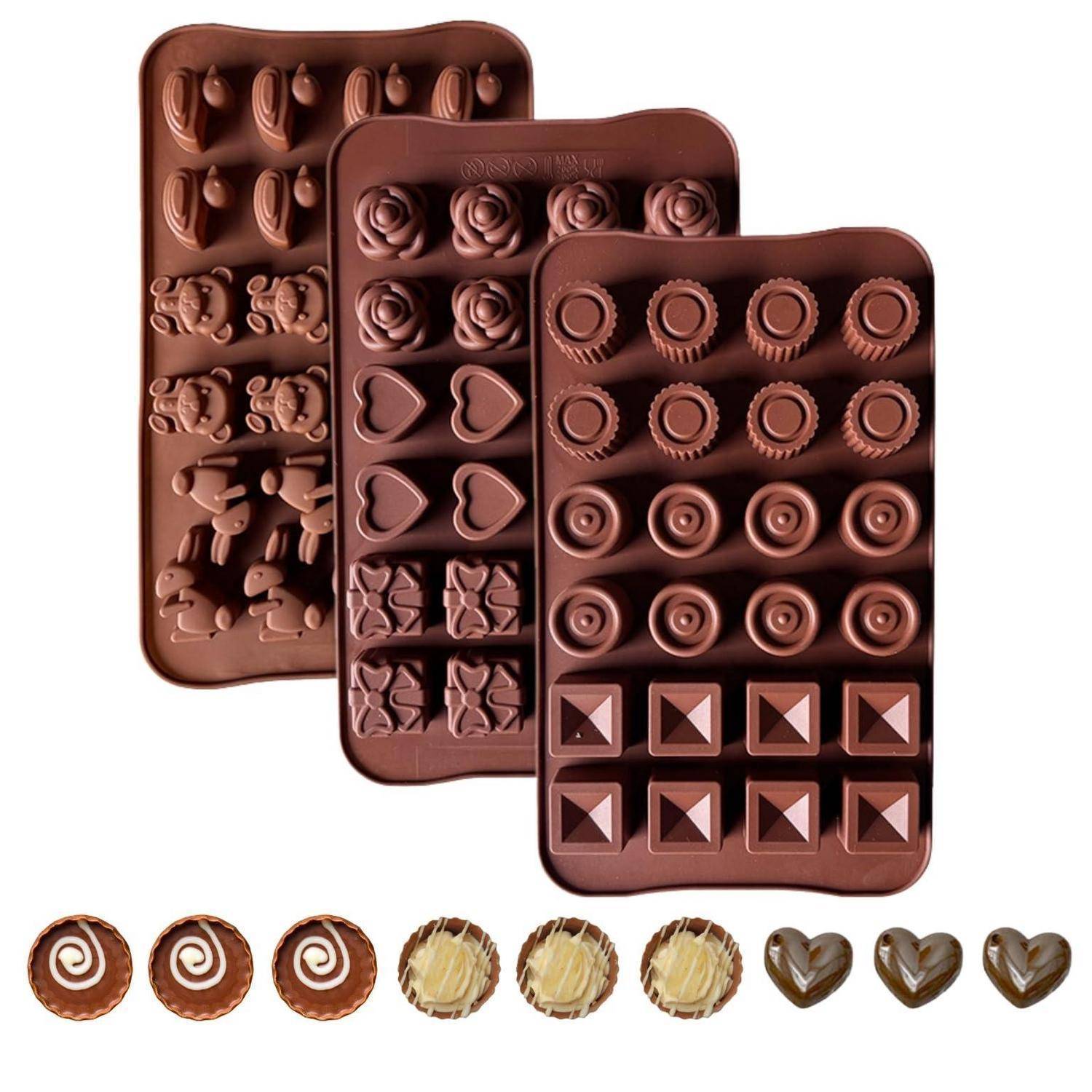 Drei Schokoladen-Geschenktabletts mit assorted geformten Pralinen und Trüffeln, plus eine Reihe von Schokoladenmuster darunter auf weißem Hintergrund.