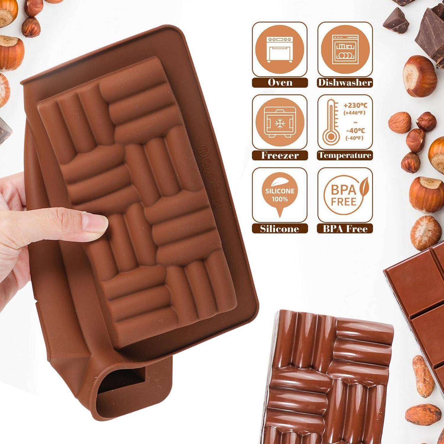 Hand hält eine braune Silikonform in Rechteckform mit geometrischem Riegeldesign; Symbole zeigen Ofen, Spülmaschine, Gefrierschrank, Temperatur und BPA-frei, geeignet zum Backen.
