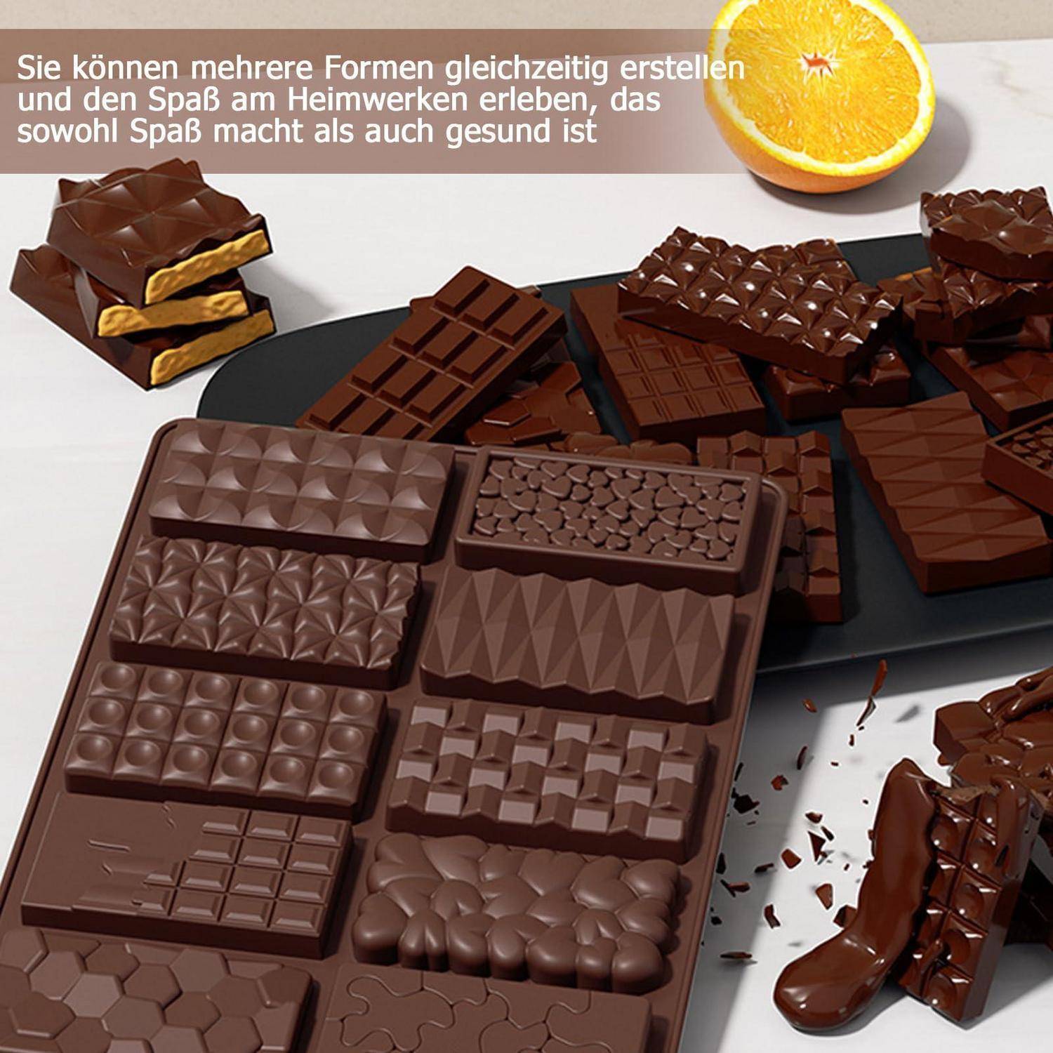 Assortierte Schokoladentafeln und Schokoladenstücke auf einem Tisch angeordnet mit einer Orangenscheibe; deutscher Text bewirbt Hausrezepte.
