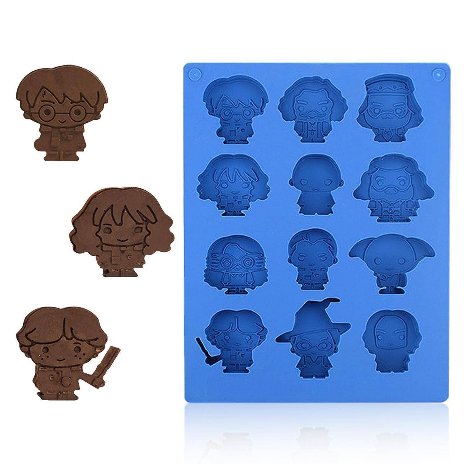 Schokoladenbonbons in Form von Harry-Potter-Charakteren neben einer blauen Form mit entsprechenden Charakterhöhlungen.