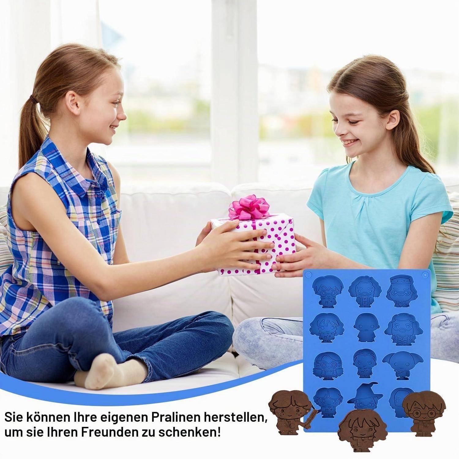 Zwei Mädchen sitzen auf einem Sofa und tauschen eine verpackte Geschenkbox aus, mit einer deutschen Bildunterschrift über die Herstellung von eigenen Pralinen zum Verschenken an Freunde.