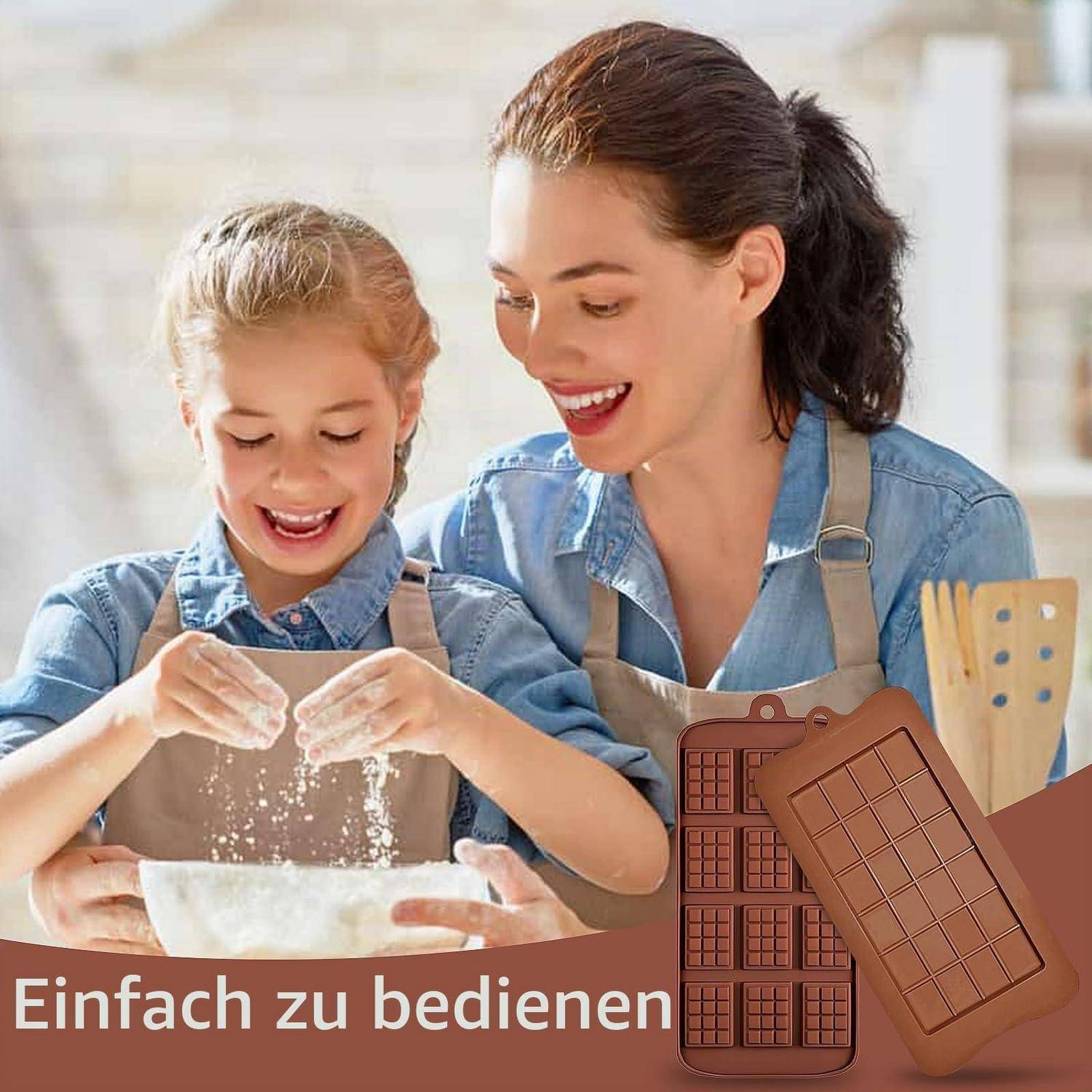 Frau und junges Mädchen backen zusammen, lächeln, während das Mädchen Zutaten mischt; deutscher Text sagt „Einfach zu bedienen