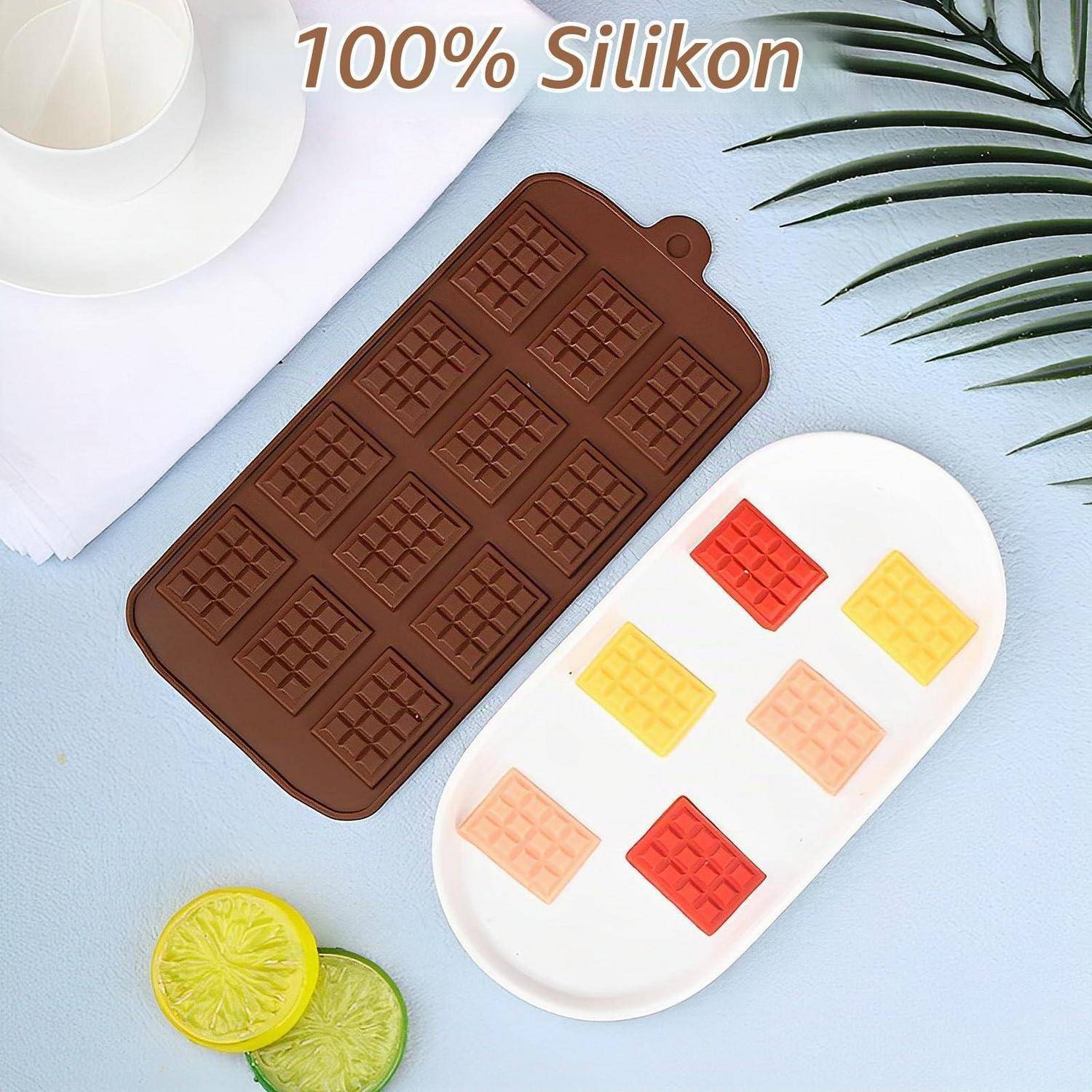 Silikonbonbonformen: eine braune stabförmige Form und eine weiße ovale Form mit bunten bonbonförmigen Stücken, gekennzeichnet mit „100% Silikon