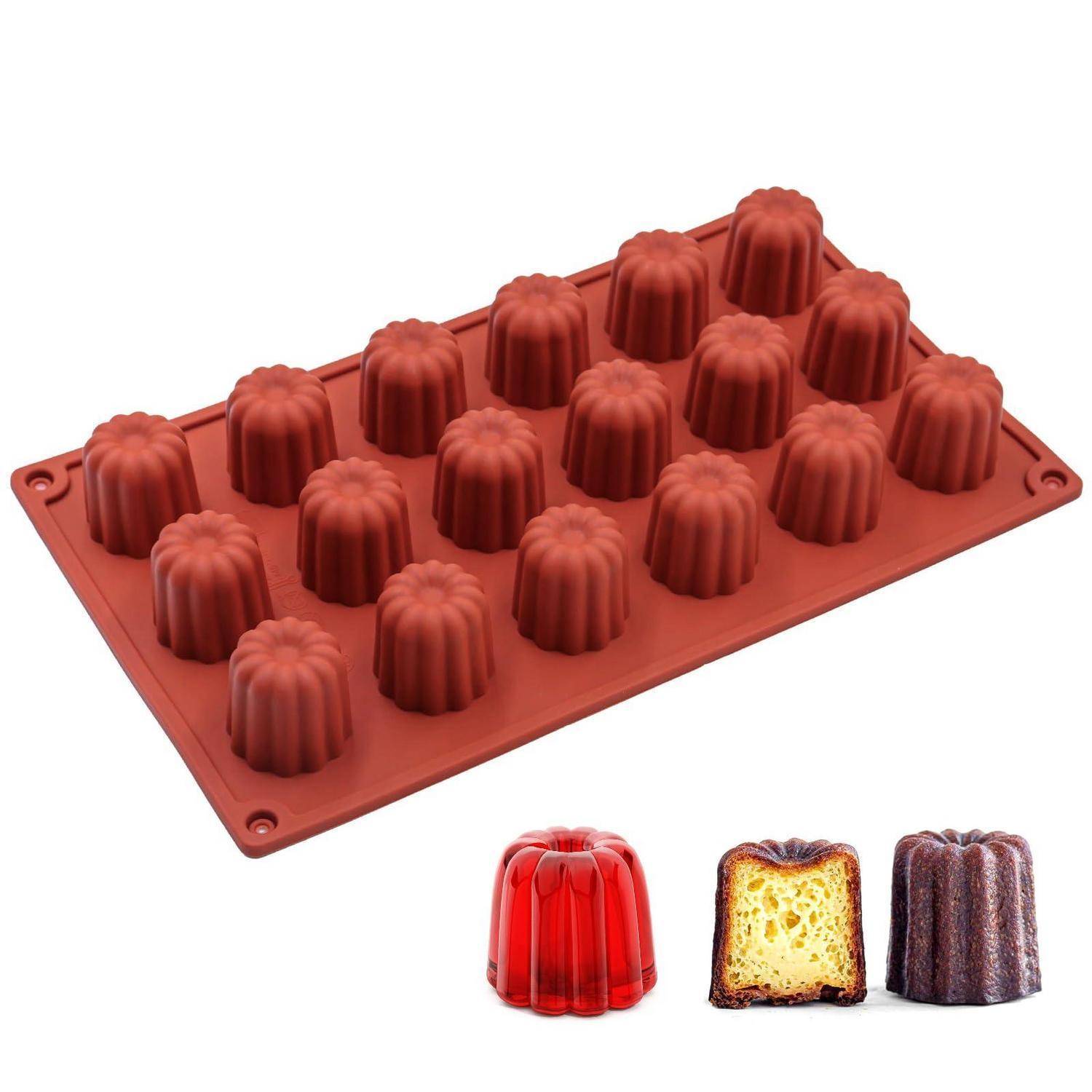 Rote Silikonbackform mit mehreren gerillten Mulden zum Herstellen von einzelnen Kuchen oder Puddings, gezeigt mit einem fertig geformten Dessert und einem Beispiel eines geschnittenen Kuchens.