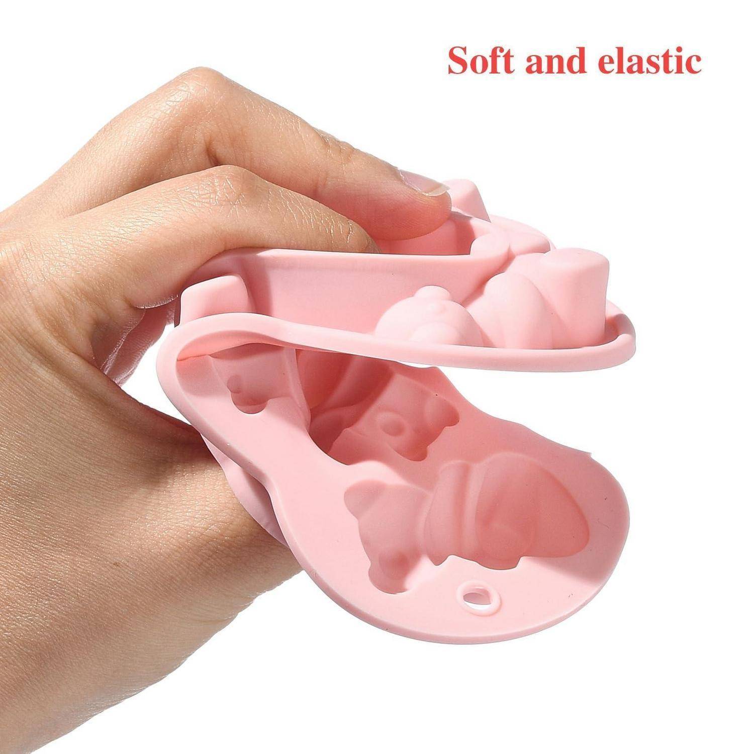 Hand drückt eine weiche rosa Silikonform; Text lautet „Weich und elastisch".