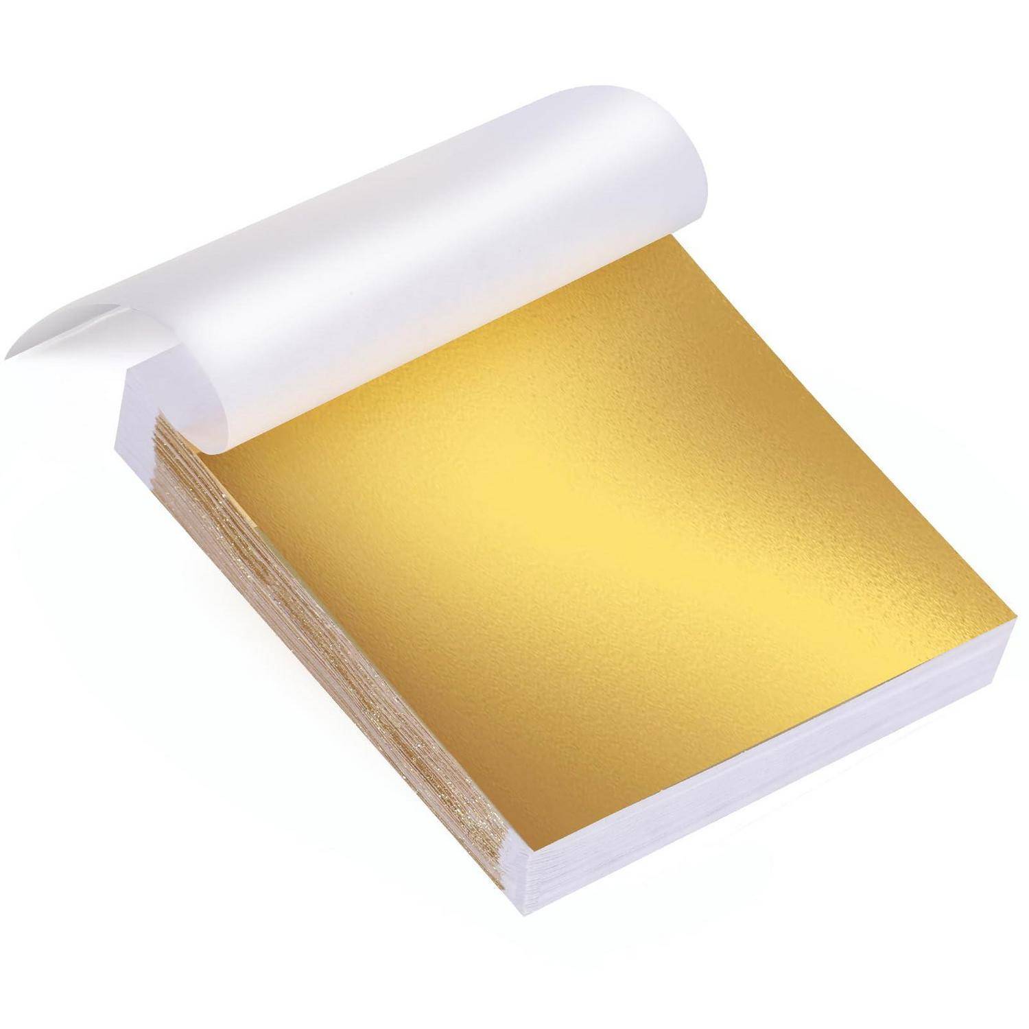 Ein Notizblock oder Merkblockpad mit goldenem Rand und einem aufgerollten weißen Oberblatt auf schlicht weißem Hintergrund.