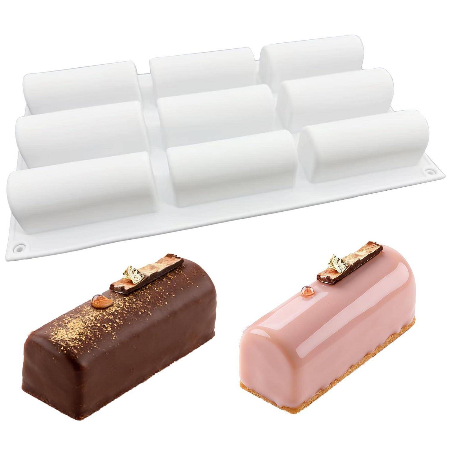 Weiße Silikon-Kastenform mit neun Kavitätenformen, gezeigt über zwei fertigen Mini-Kastenformen-Desserts mit Schokoladen- und rosa Glasur.