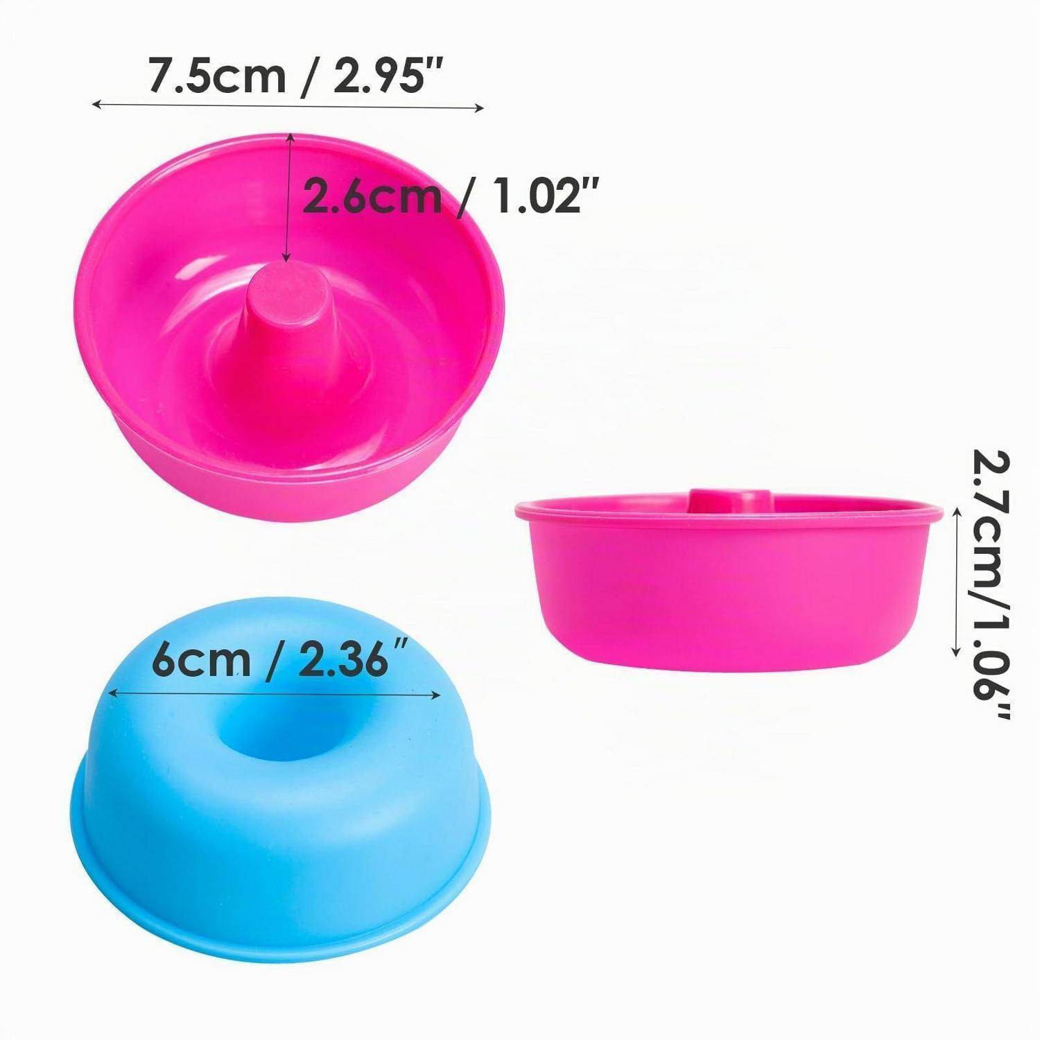 Produktgrößentabelle mit zwei Silikonformen in Rosa und Blau, mit den Abmessungen 7,5 cm Durchmesser, 2,6 cm Höhe, 6 cm Durchmesser und 2,7 cm Höhe.