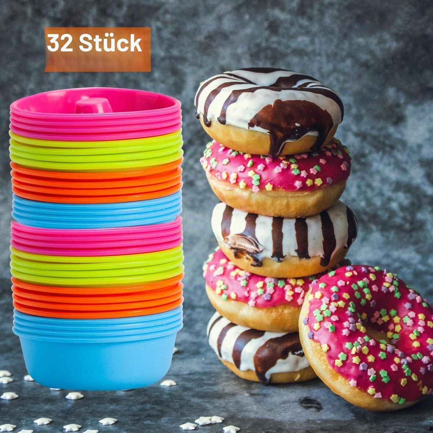 Stapel aus 32 bunten Kunststoff-Donut-förmigen Ringen neben mehreren glasierten Donuts, was auf ein 32-teiliges Set von Donut-Poolring-Flöße hindeutet.