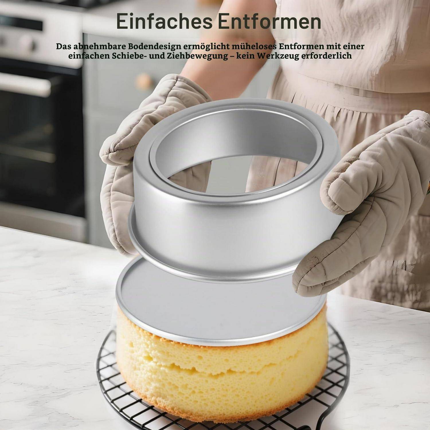 Behandschuhte Hände entfernen einen Springformring von einem Biskuitkuchen; Deutscher Text besagt, dass der abnehmbare Boden einfaches Formen ohne Werkzeuge ermöglicht.