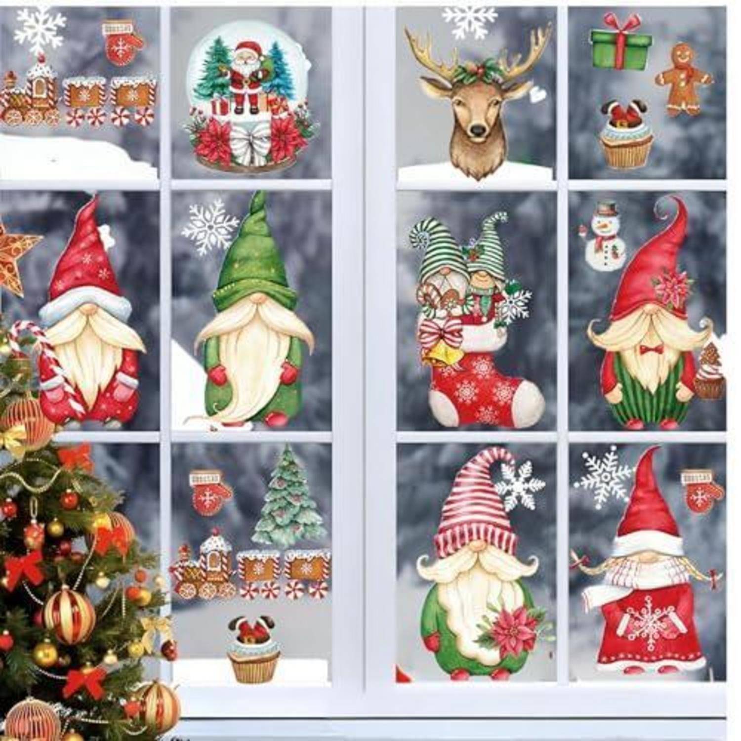 Weihnachtlich gestaltetes Schaufenster mit Gnomdekoren, Weihnachtsmann, Rentieren, Schneemann, Geschenk und Plätzchendekorationen neben einem geschmückten Baum.