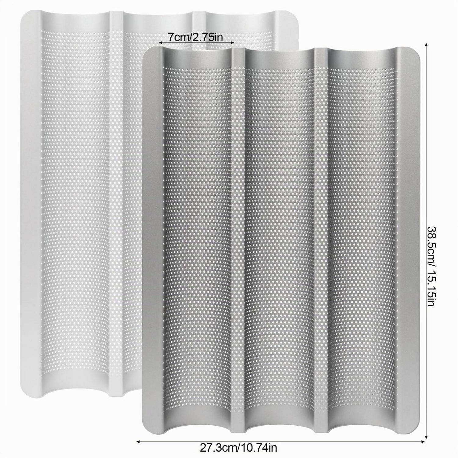Produktbild von zwei perforierten silbernen Metallblechen mit gewellten Kanten; größeres Blech misst 38,5 cm x 27,3 cm, Lochabstand 7 cm.