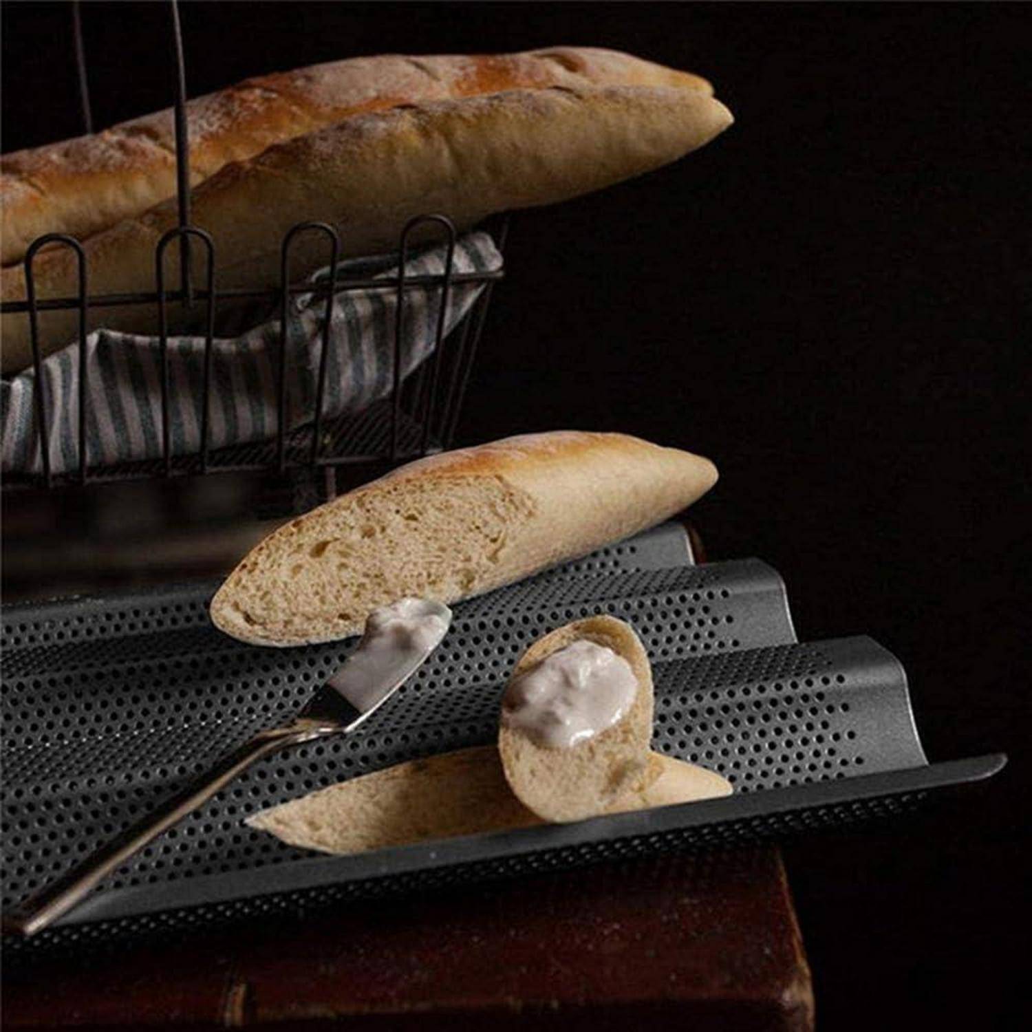 Baguetten und Scheibenbrot auf einem perforierten Tablett mit einem Verteiler und weißem Belag, arrangiert in einem rustikalen Brot-Servier-Stillleben.