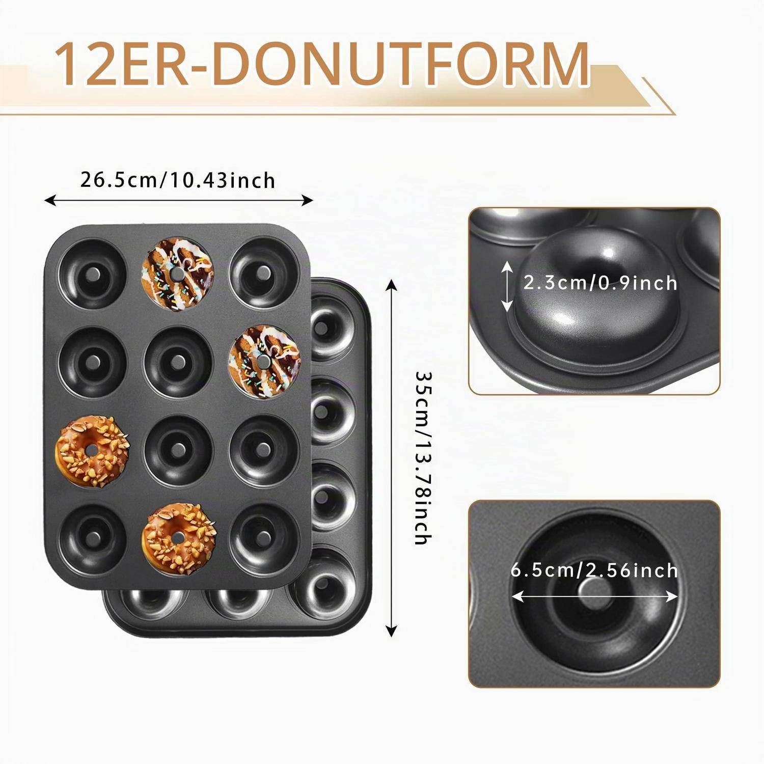 Diagramm einer 12er-Donut-Form, das die Abmessungen 26,5 cm breit und 35 cm lang zeigt, wobei jede Vertiefung etwa 2,3 cm tief und 6,5 cm Durchmesser beträgt.