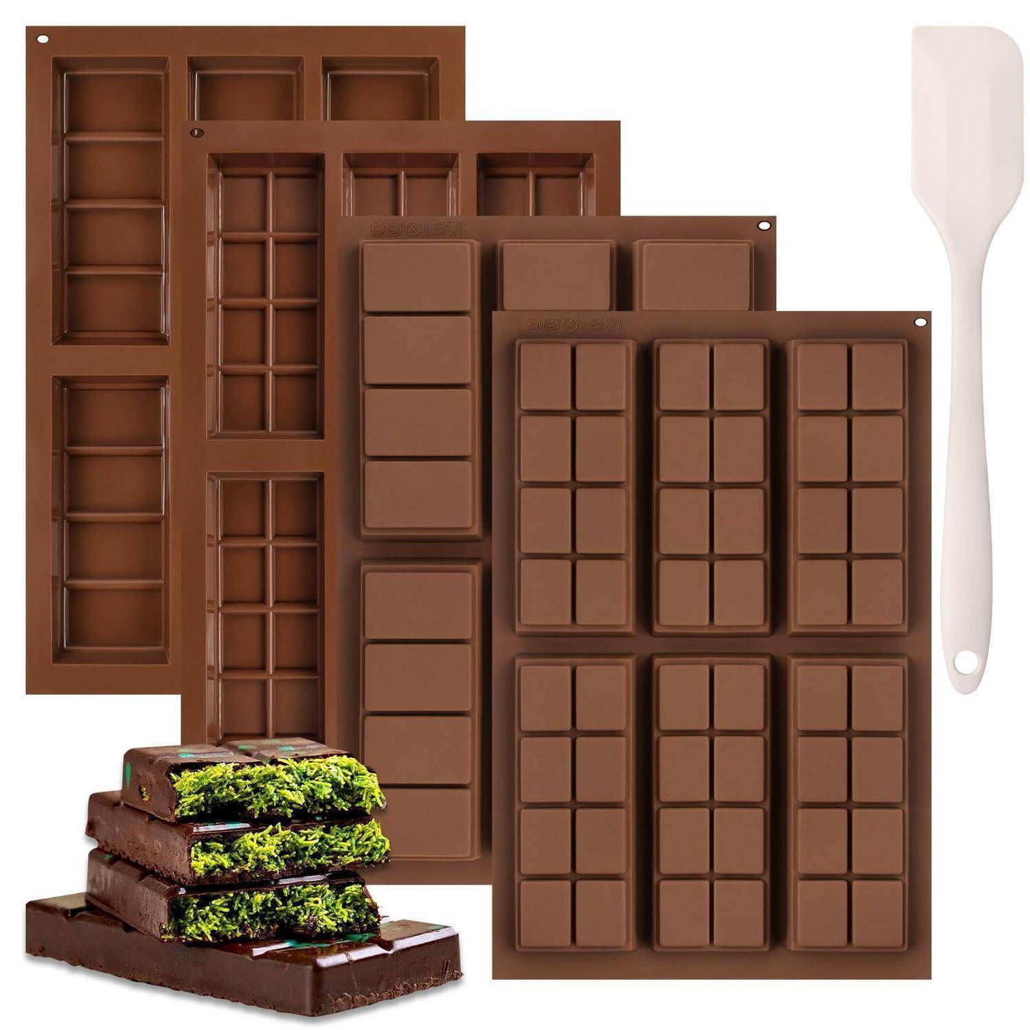Schokoladenstabformen in verschiedenen Segmentlayouts mit einem weißen Spatel, plus ein geschnittener Riegel mit leuchtend grüner Füllung.