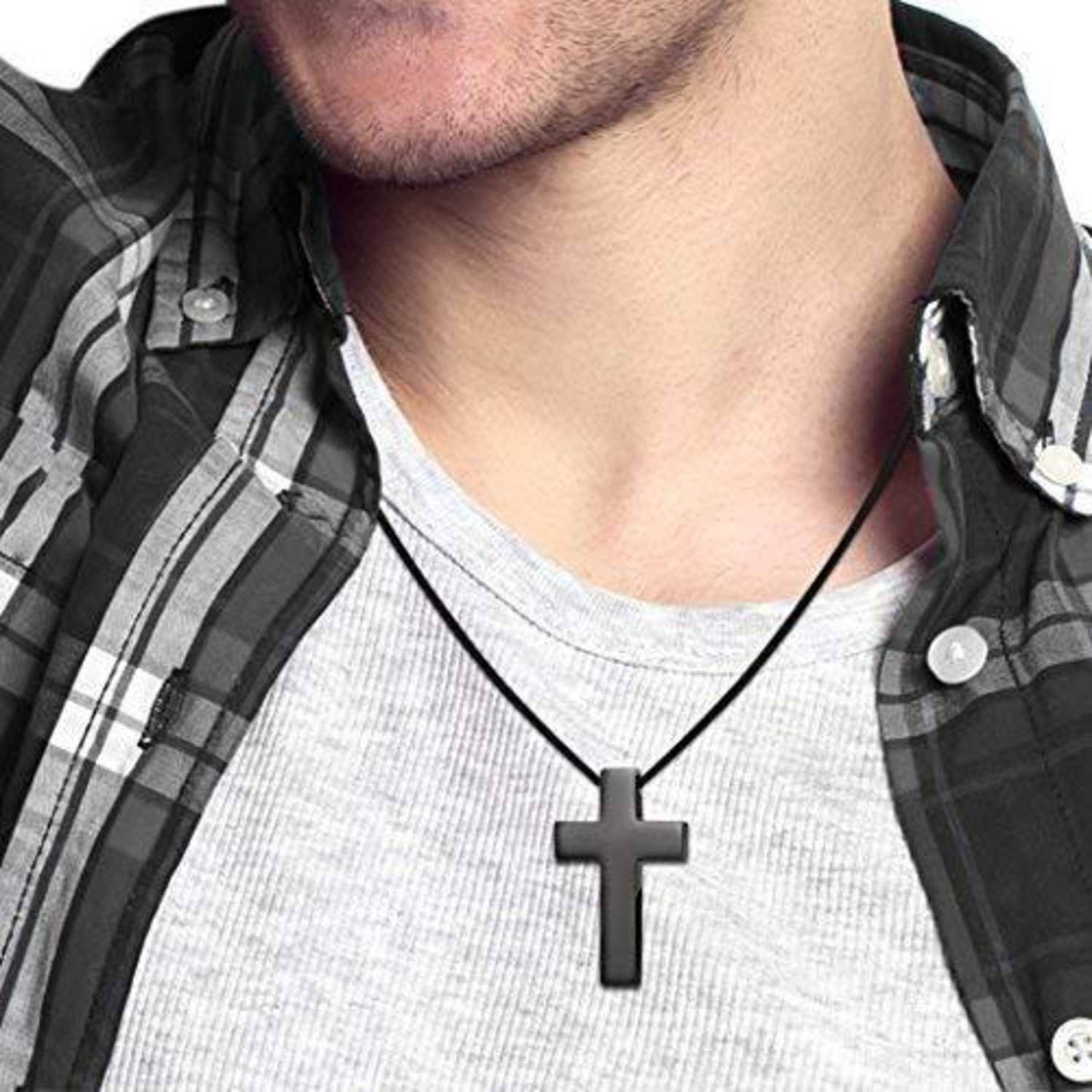 Nahaufnahme eines Mannes, der eine schwarze Kreuzkette über einem grauen T-Shirt und einem karierten Hemd trägt.