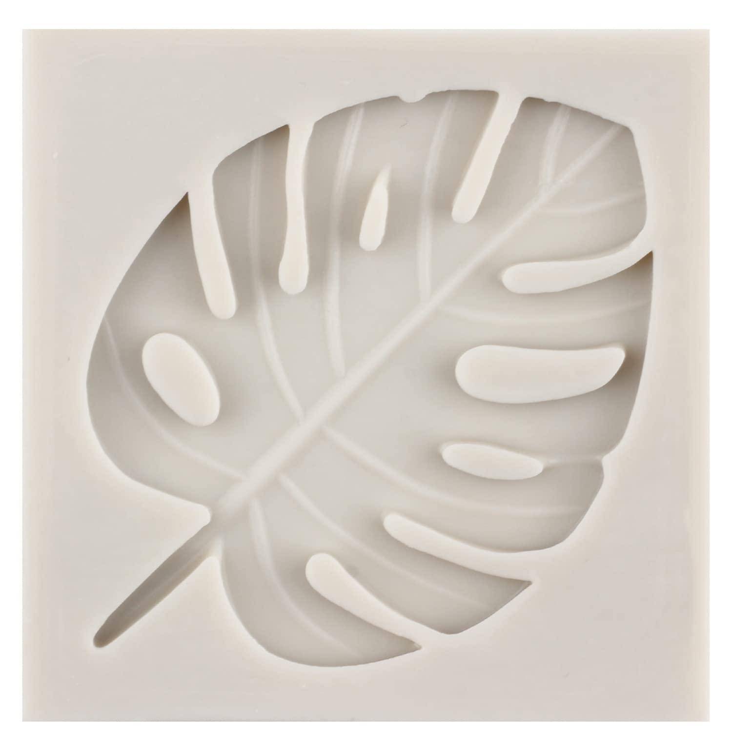 Weiße dekorative Ausschnitt einer tropischen Monstera-Blatt auf hellem Hintergrund.