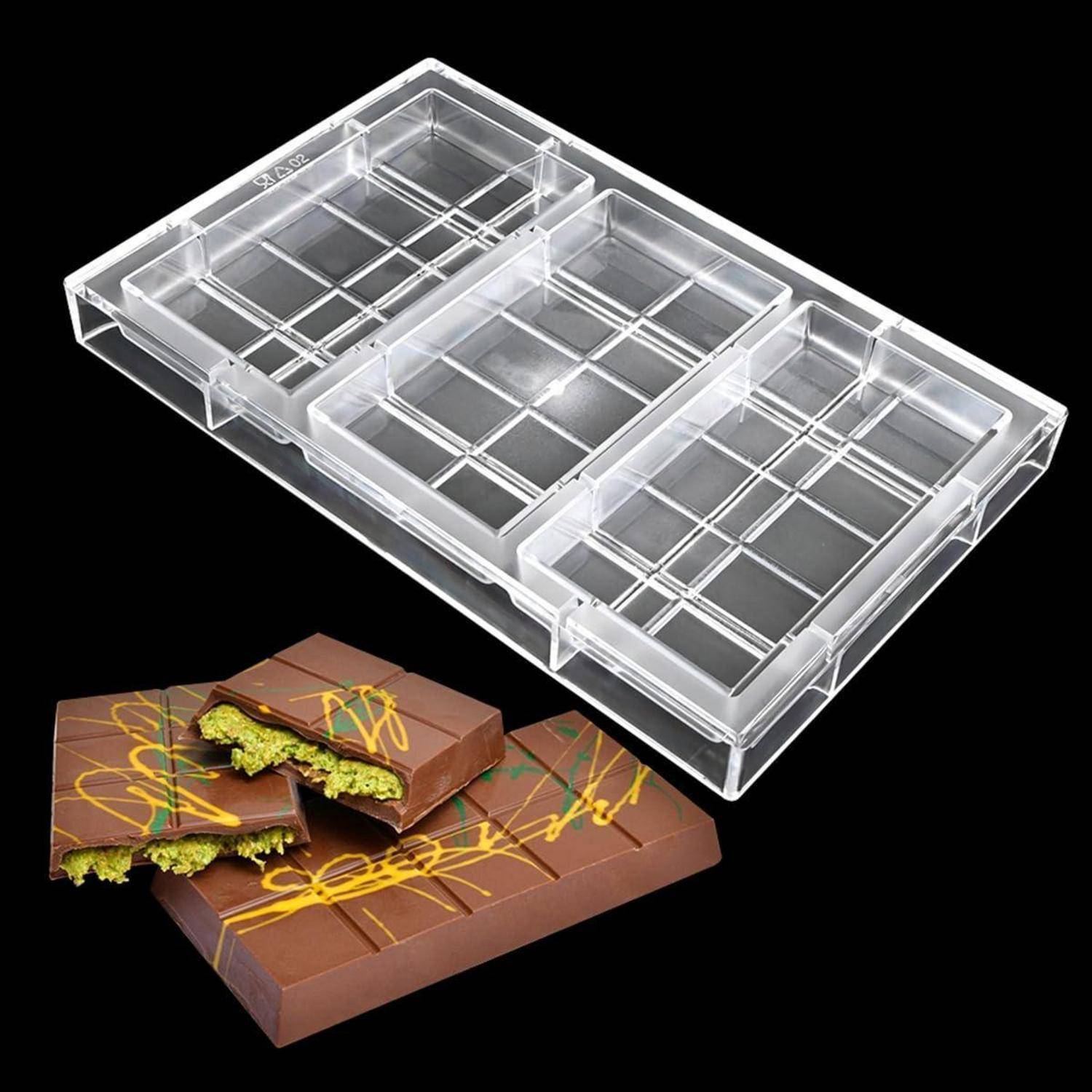 Durchsichtige Kunststoff-Schokoladenbox mit Fächern, wie oben gezeigt, mit fertig dekorierten Schokoladenstangen darunter, die die Produktverwendung veranschaulichen.