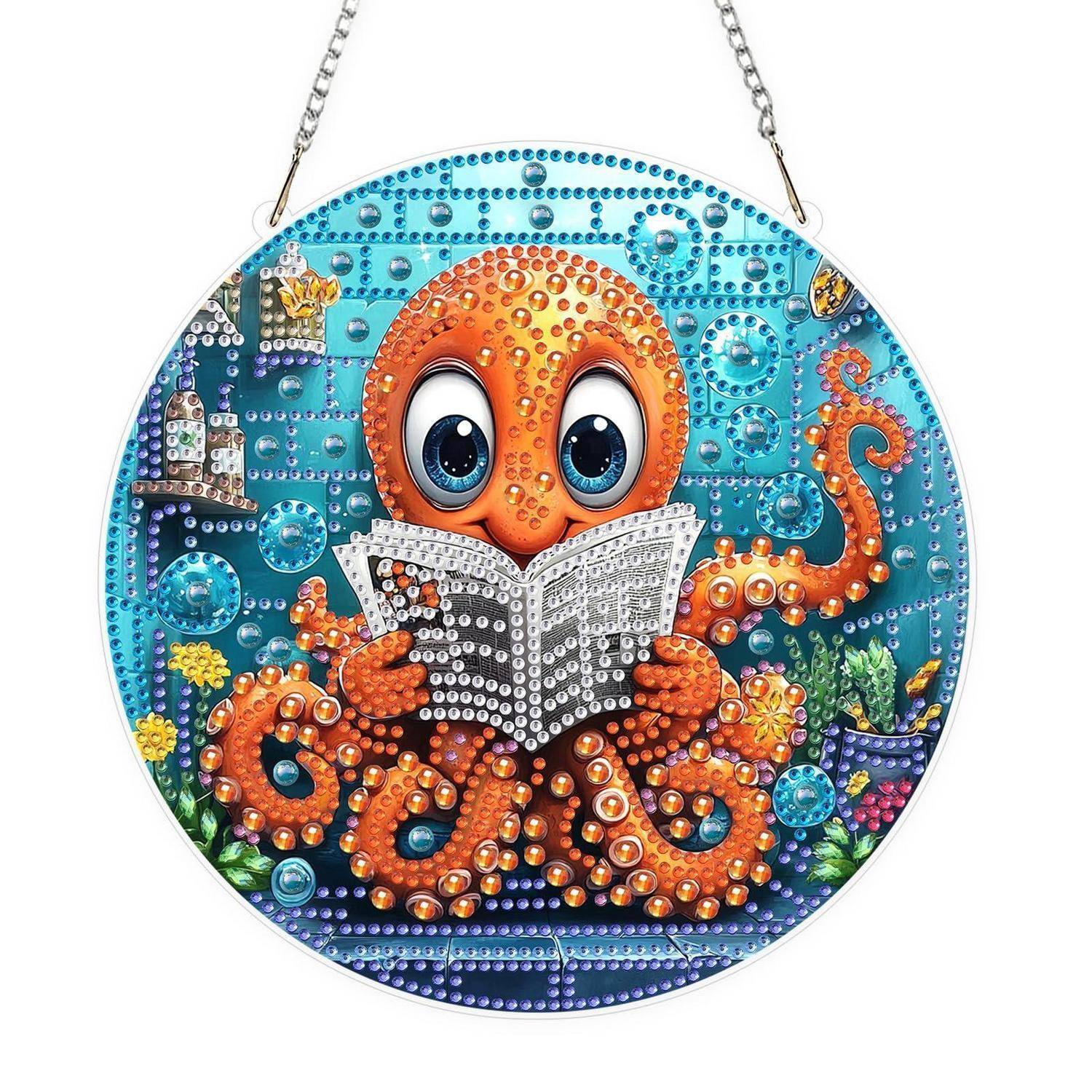 Rundes hängendes Oktopus-Kunstwerk aus bunten Perlen, das unter Wasser ein offenes Buch liest, mit Ketten oben befestigt.