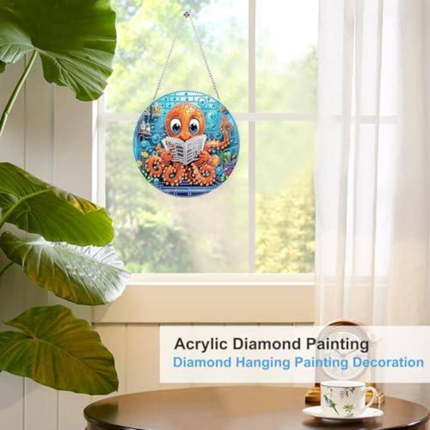 Rundes Oktopus-Diamantgemälde, das in einem hellen Fenster hängt, als Acryl-Wanddekoration gezeigt.