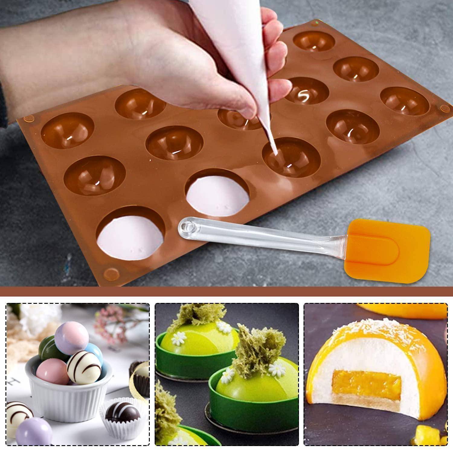 Mit einer Spritztüte Füllung in eine Silikonkuppelform pipettieren mit einem Spatel; darunter drei Beispiele von fertigen kuppelförmigen Desserts.