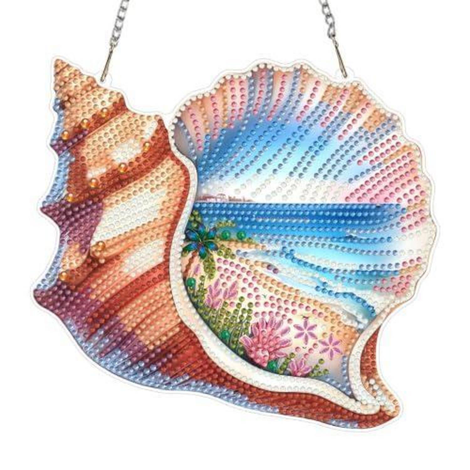 Zwei muschelförmige Hängereien, die mit farbenfrohem Perlenwerk verziert sind, eine zeigt eine Strandszene mit Wellen, Palmen und Blumen.