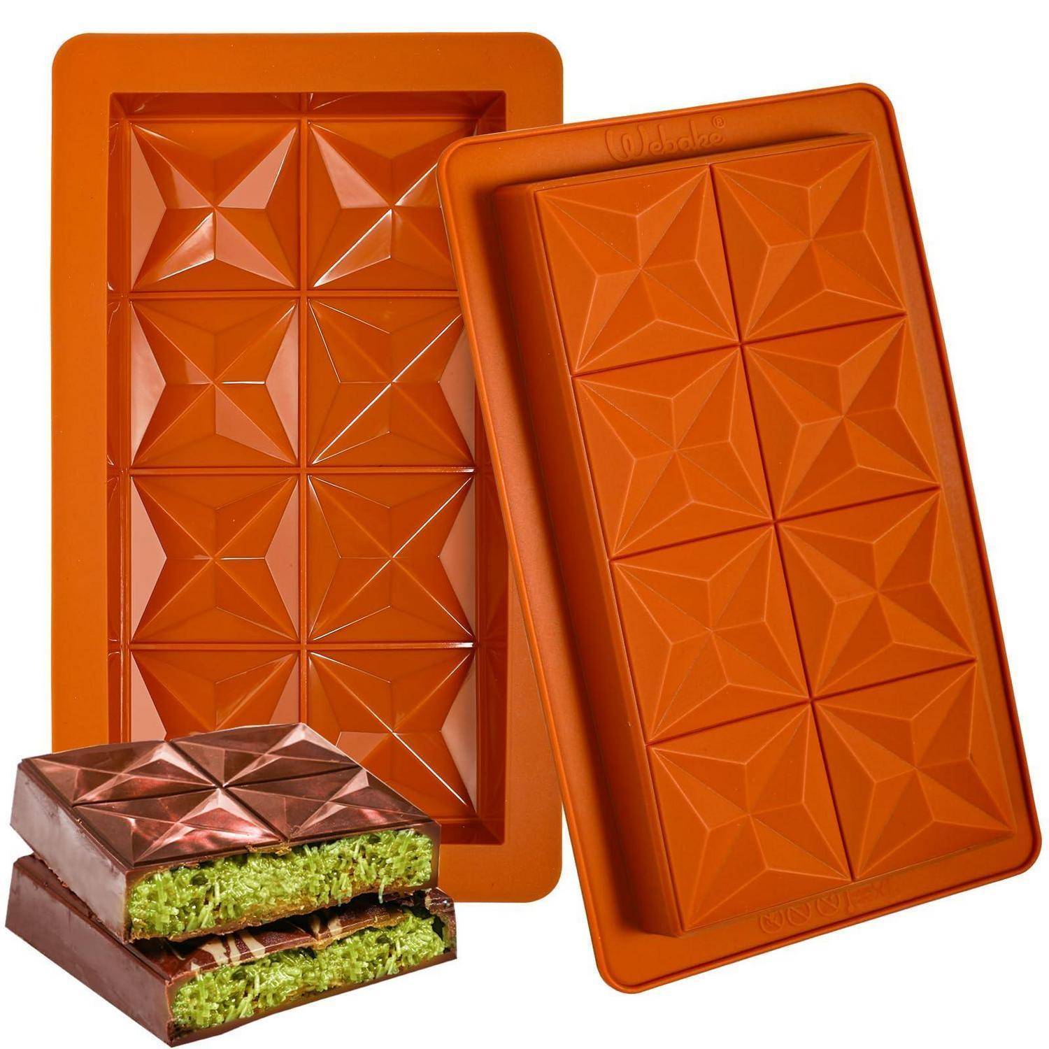 Orange rechteckige Schokoladenformen mit geometrischen Facetten, dargestellt als ein Tablett und eine Deckelform, sowie ein geschichteter Schokoladenstab im Querschnitt.