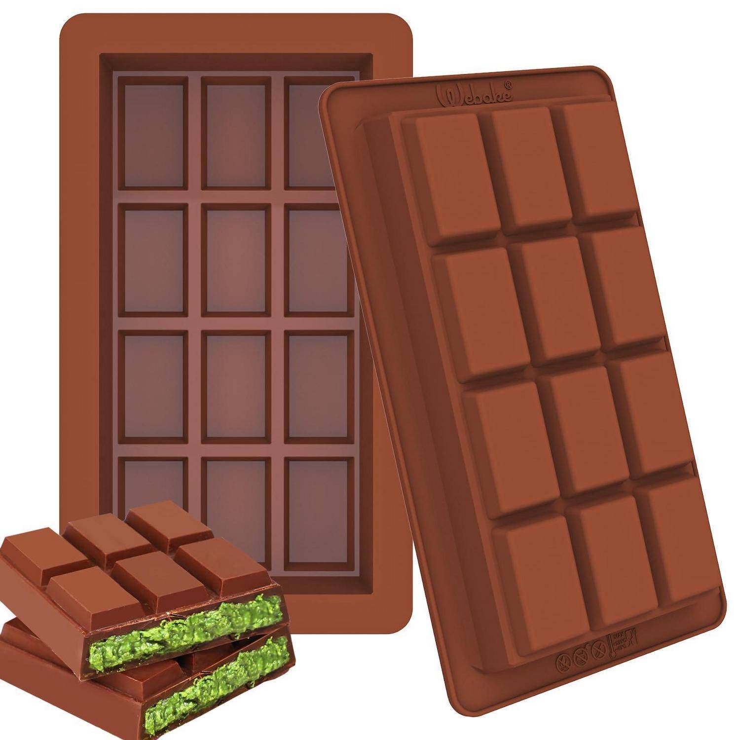 Illustration einer Milchschokoladenriegel, mit einem ganzen Riegel, einem verpackten Riegel und einem Stück, das eine grüne Füllung im Inneren zeigt.