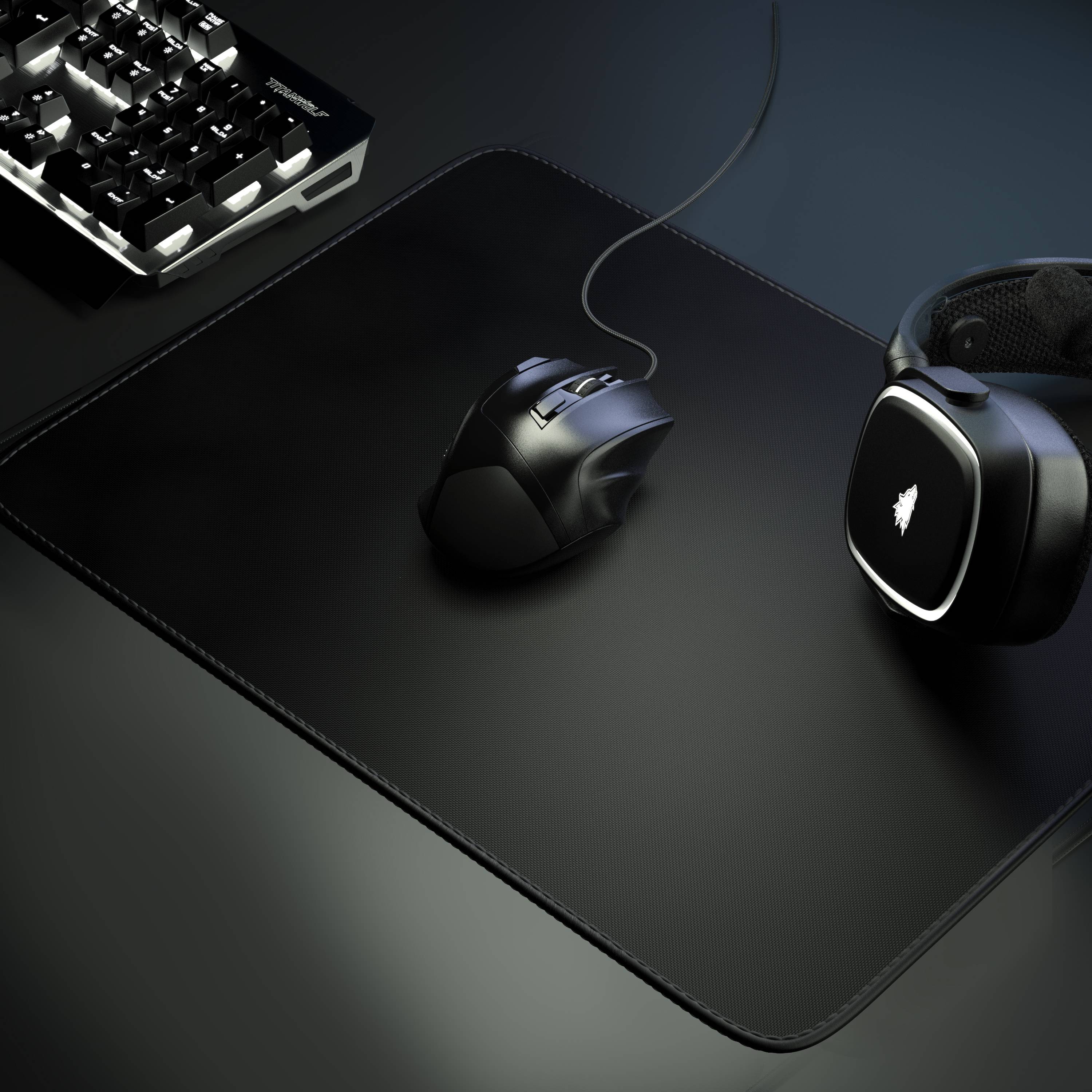 Schwarzes Gaming-Mousepad mit einer schnurgebundenen Maus und schwarzem Over-Ear-Kopfhörer neben einer beleuchteten Tastatur auf einem dunklen Schreibtisch.