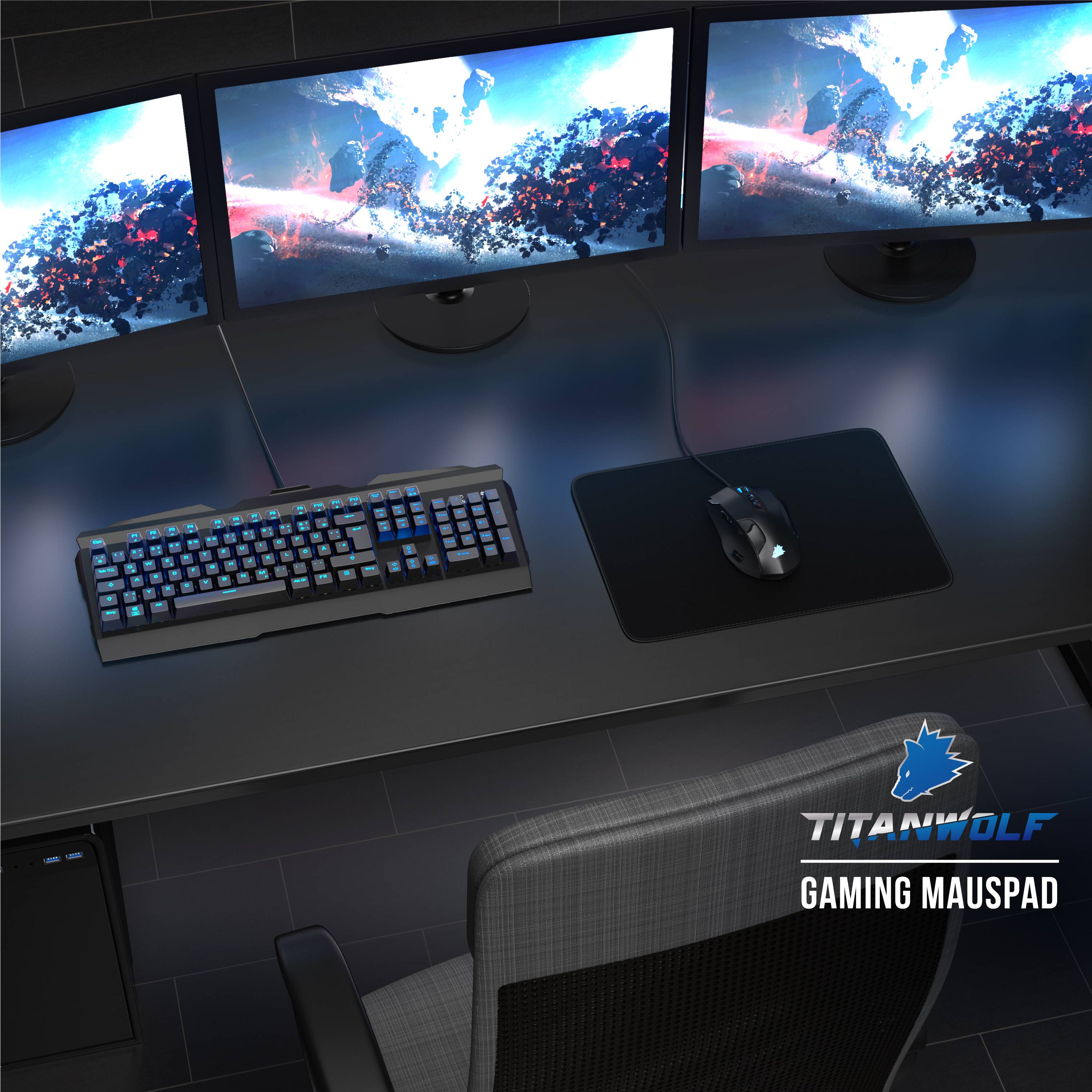Spieltisch-Setup mit drei Monitoren, Tastatur, Maus auf einem großen schwarzen Mousepad und einem Stuhl; Text liest „TITANWOLF GAMING MAUSPAD".