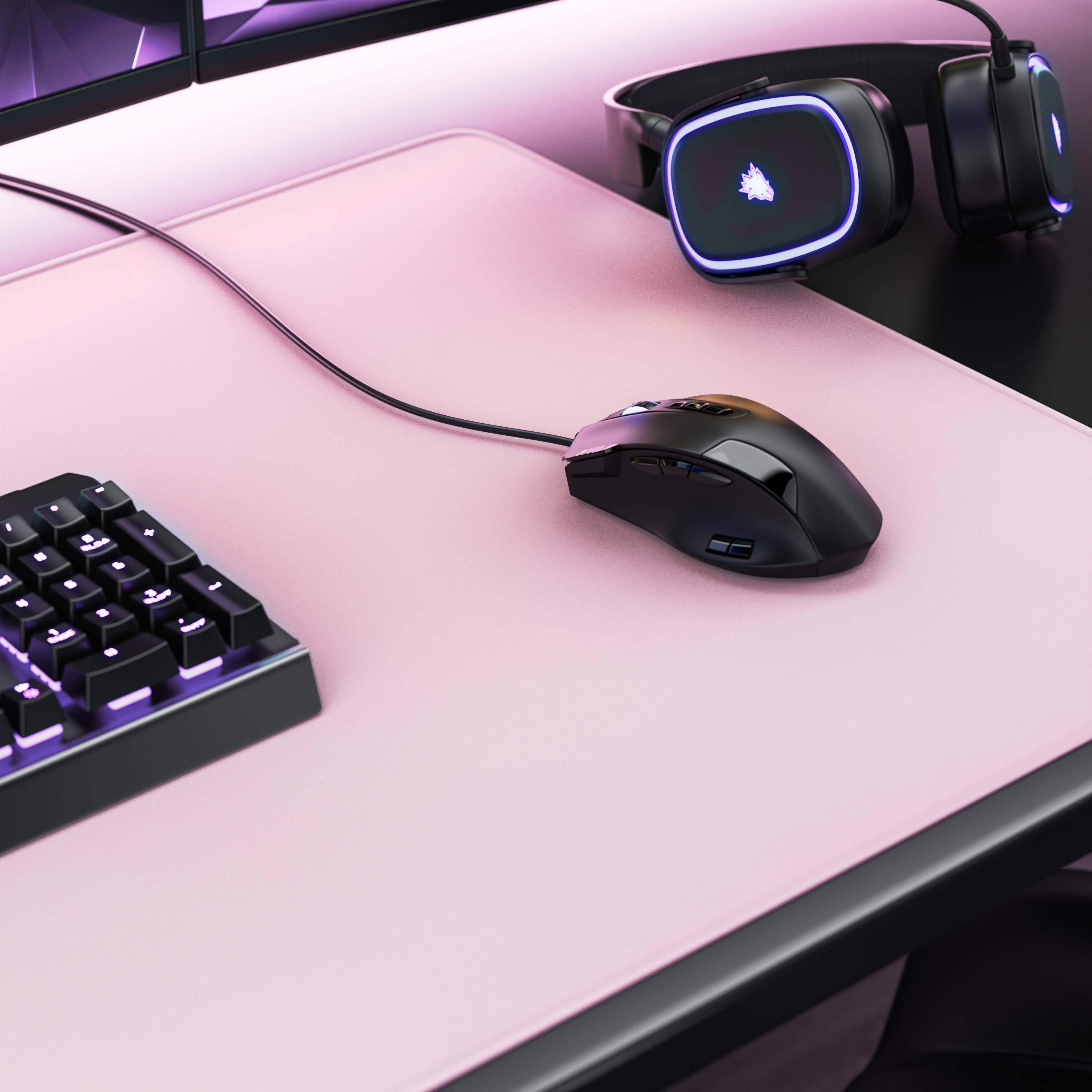 Rosa Gaming-Schreibtisch mit RGB-Tastatur, Maus und Headset auf einem schwarzen Monitorständer