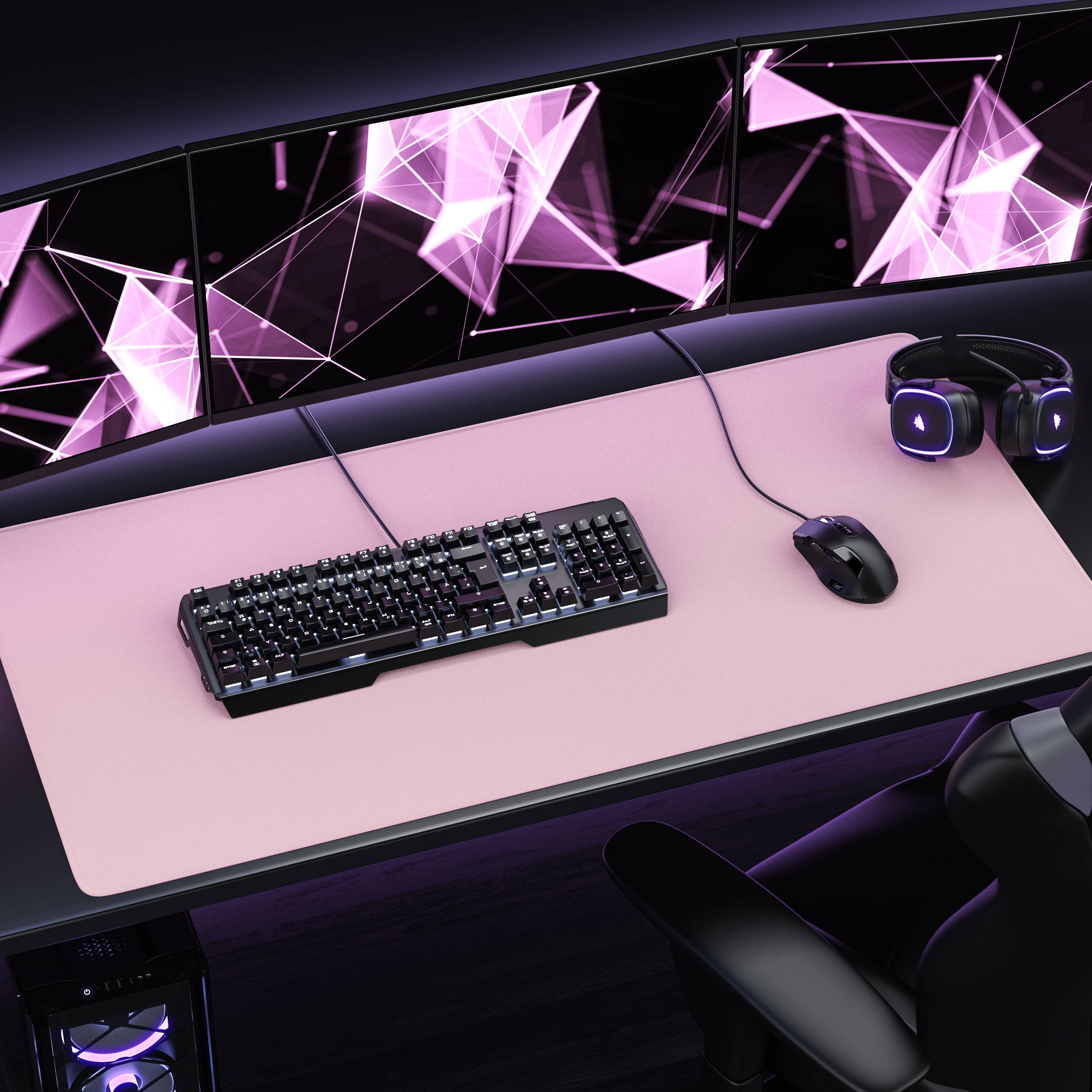 Spieltisch mit Tastatur, Maus und leuchtendem Headset auf einer rosa Matte, vor einem violetten abstrakten Monitor-Hintergrund.