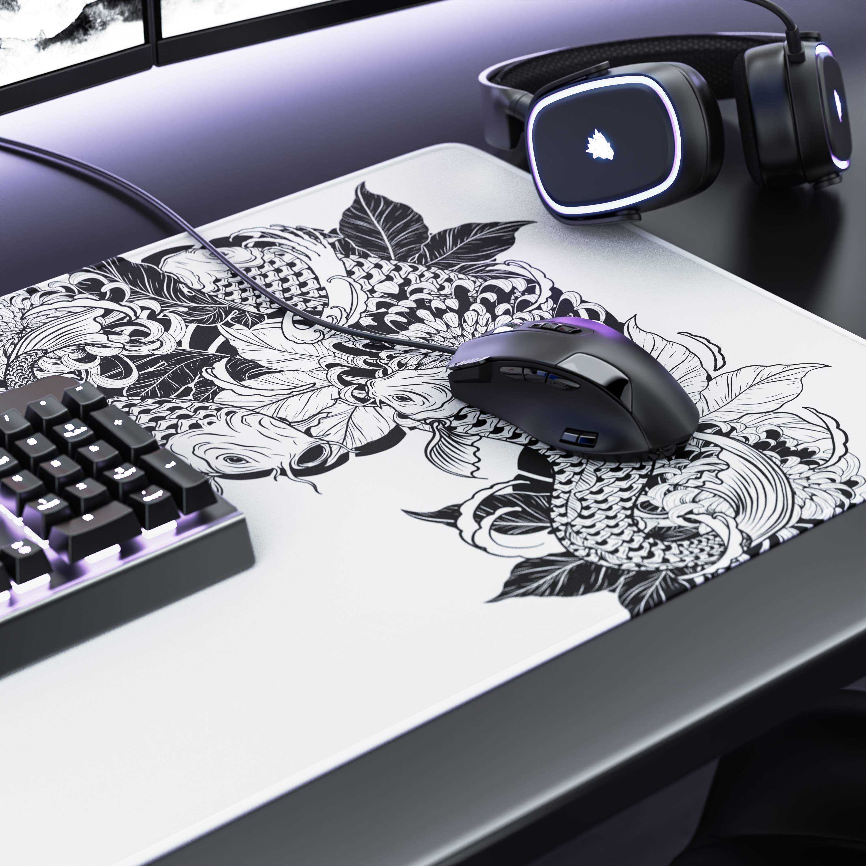 Gaming-Schreibtisch mit einer Koi-Fisch-Mausunterlage, mechanischer Tastatur, Maus und RGB-Headset auf einem dunklen Schreibtisch.