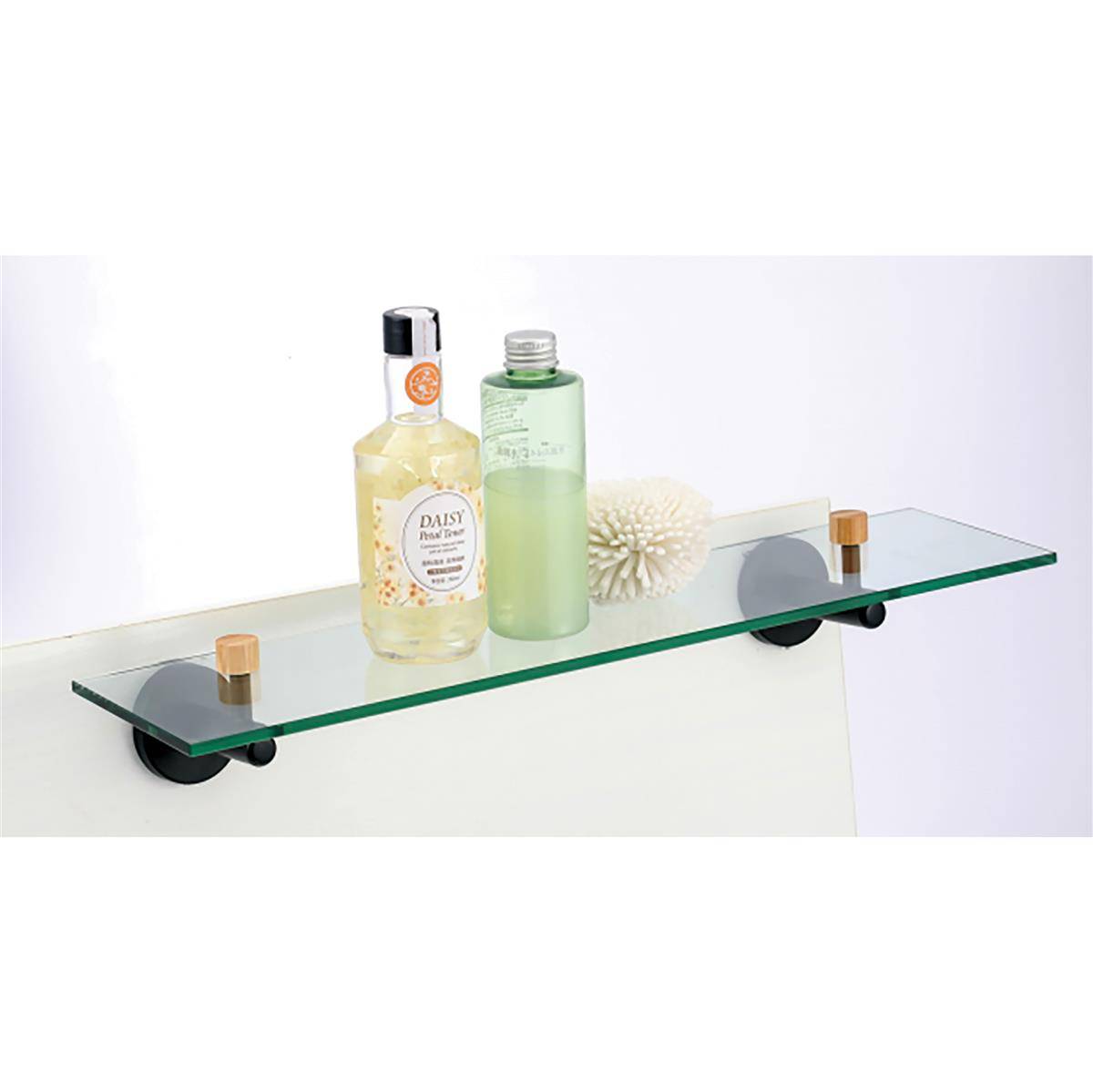 Glassbadezimmerregal mit zwei montierten Halterungen, das zwei Toilettenartikel und eine dekorative Blume an einer weißen Wand hält.