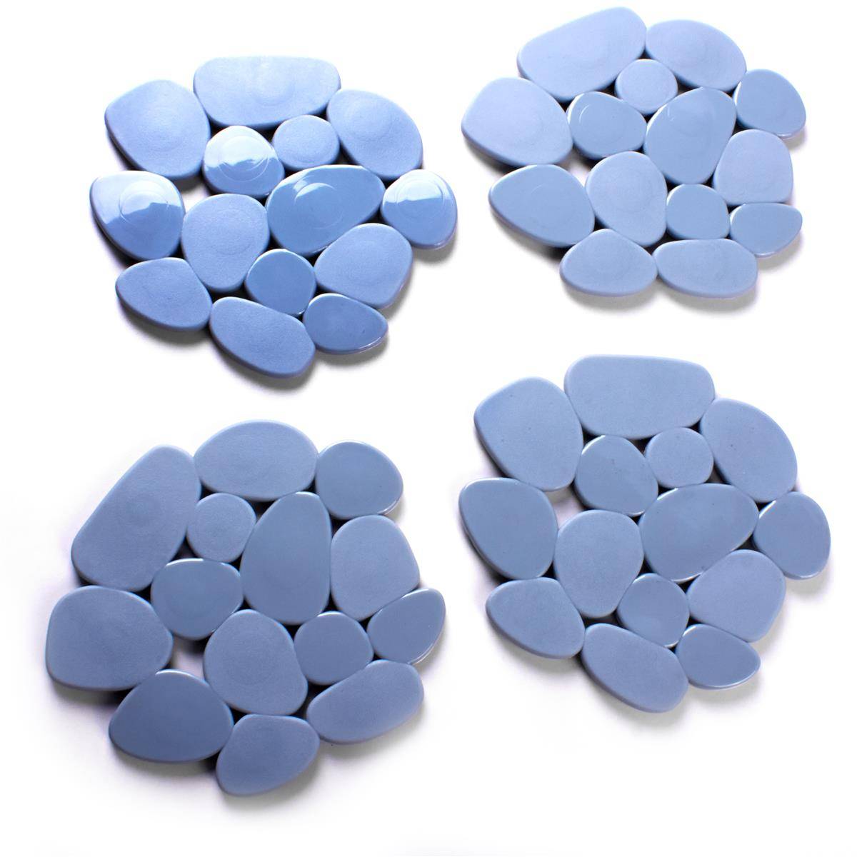 Vier Stapel blauer ovaler Tabletten auf weißem Hintergrund angeordnet.