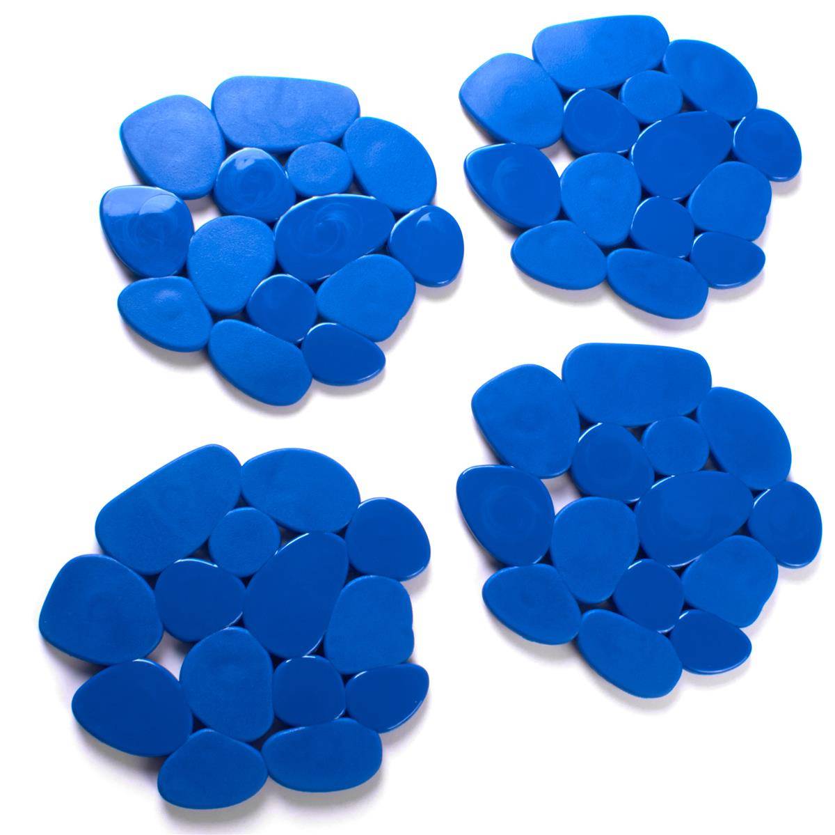 Vier Gruppen von blauen, ovalen Steinen oder Bonbons auf weißem Hintergrund.