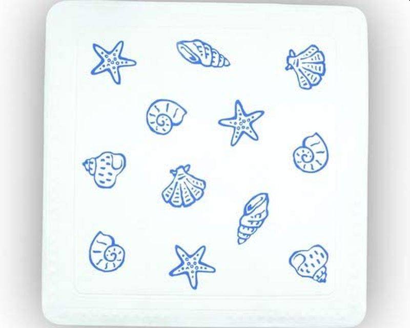 Ein weißes quadratisches Tablett mit einem blauen Meeresleben-Muster aus Seesternen und Muscheln, die um die Mitte herum angeordnet sind.