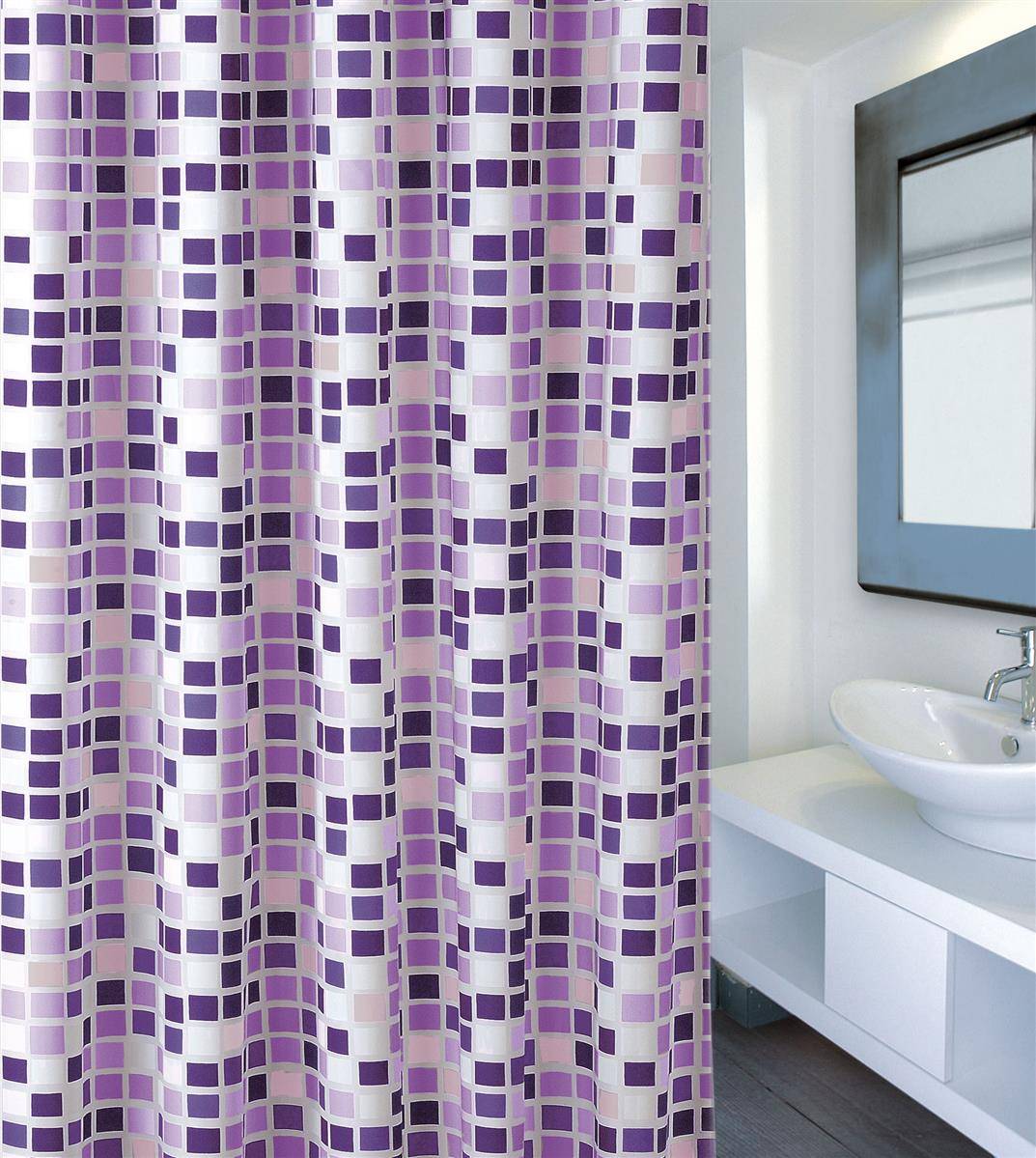 Violetter Duschvorhang mit Mosaikmuster in einem modernen Badezimmer neben einem weißen Waschbecken und Wandspiegel.