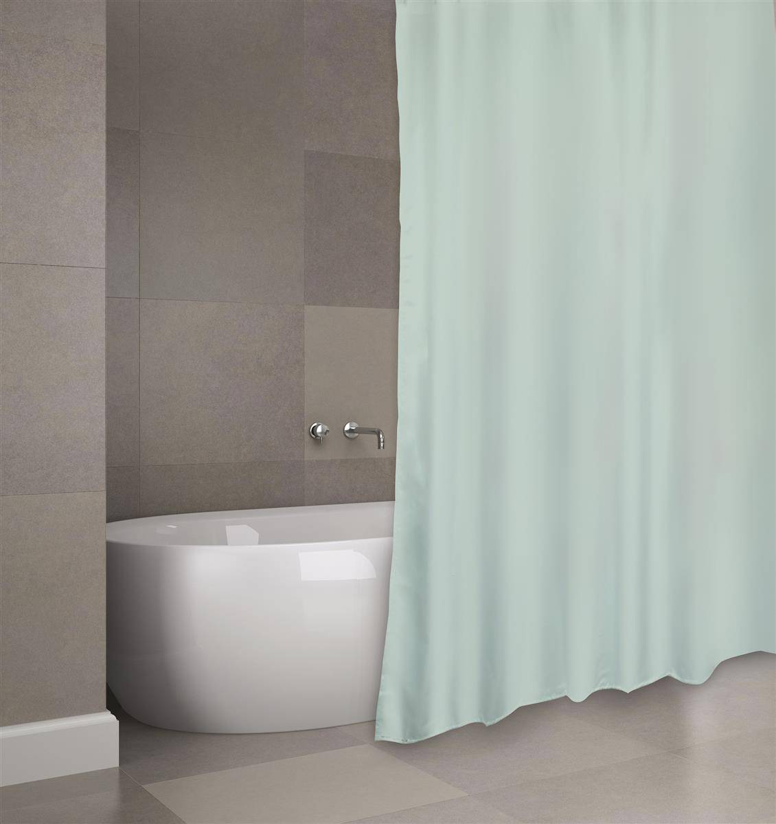 Minimalistisches Badezimmer mit einer weißen freistehenden Badewanne hinter einem hellgrünen Duschvorhang und grau gefliesten Wänden.
