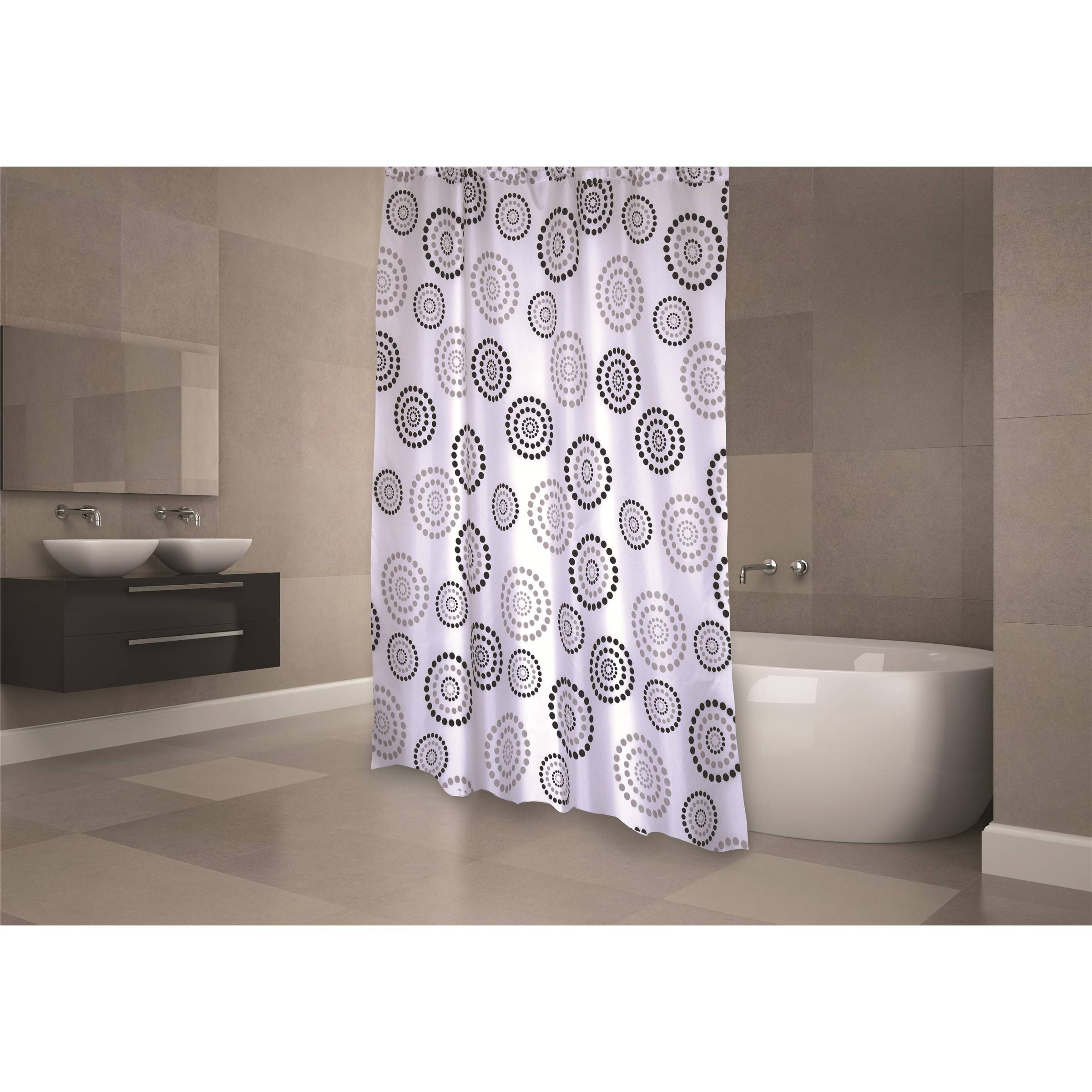 Modernes Badezimmer mit Doppel-Waschbecken-Waschtisch, runder Badewanne und weißem gemustertem Duschvorhang, der den Badebereich abtrennt.
