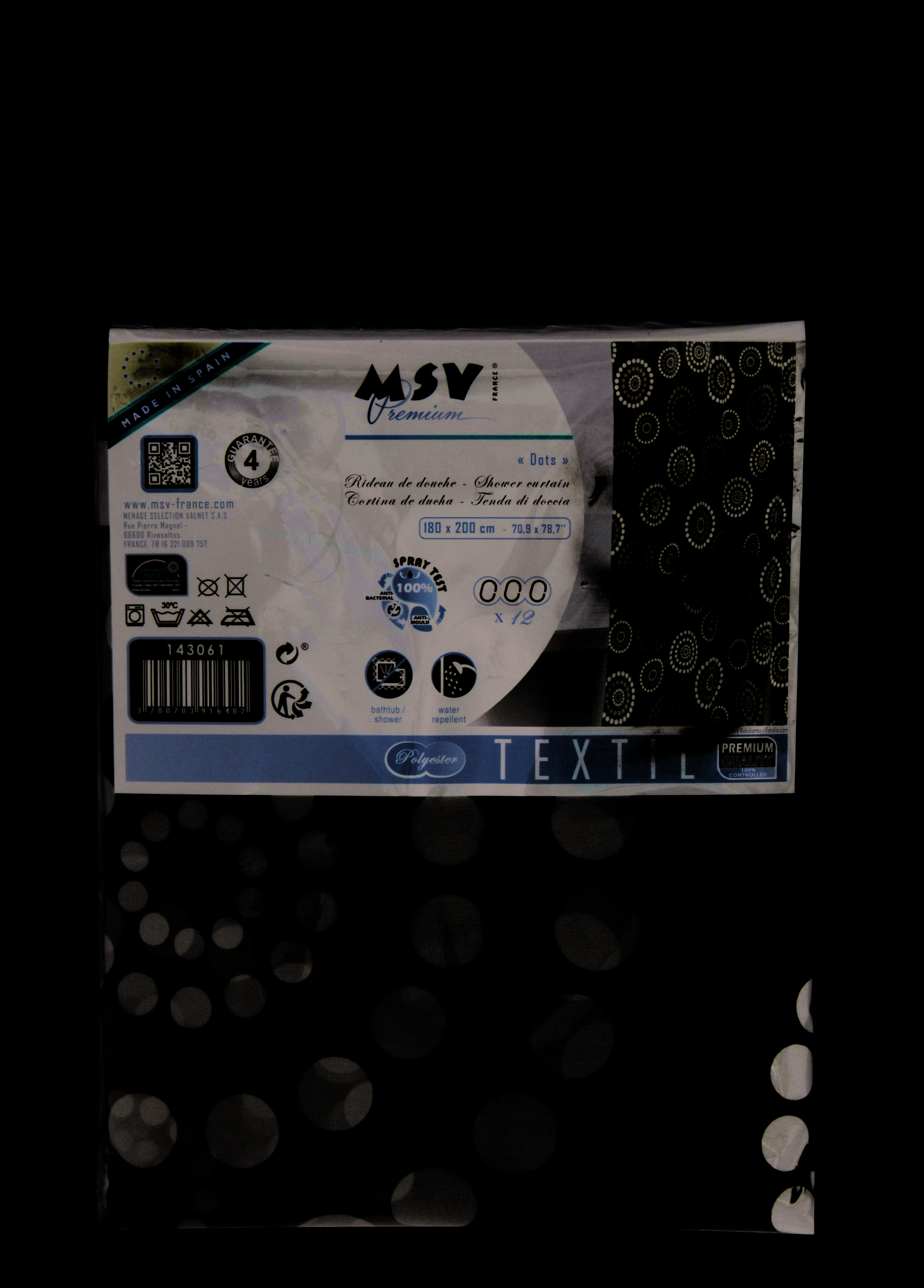 Weiße Stoffe in Verpackung mit großen grauen Punkten, gezeigt in klarer Einzelhandelverpackung mit Aufhänger und MSV-Etikett.