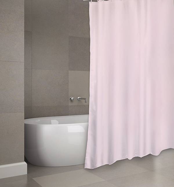 Modernes Badezimmer mit einer weißen freistehenden Badewanne, die teilweise hinter einem geschlossenen zartrosa Duschvorhang vor grauen gefliesten Wänden verborgen ist.