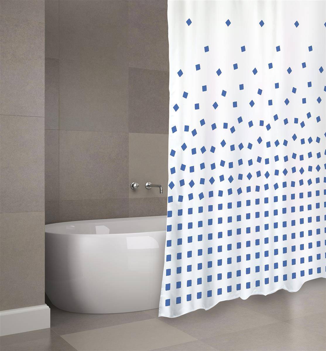 Modernes Badezimmer mit einer freistehenden weißen Badewanne, die teilweise hinter einem weißen Duschvorhang mit blauen Quadraten verborgen ist.