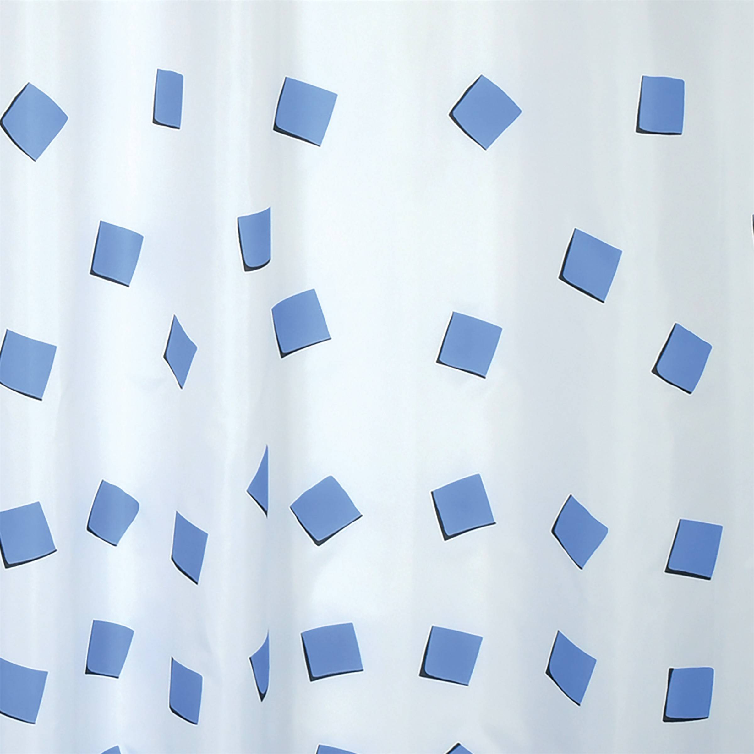 Hellblauer Vorhang mit verstreuten blauen Quadrat- und Rautenformen auf weißem Untergrund.